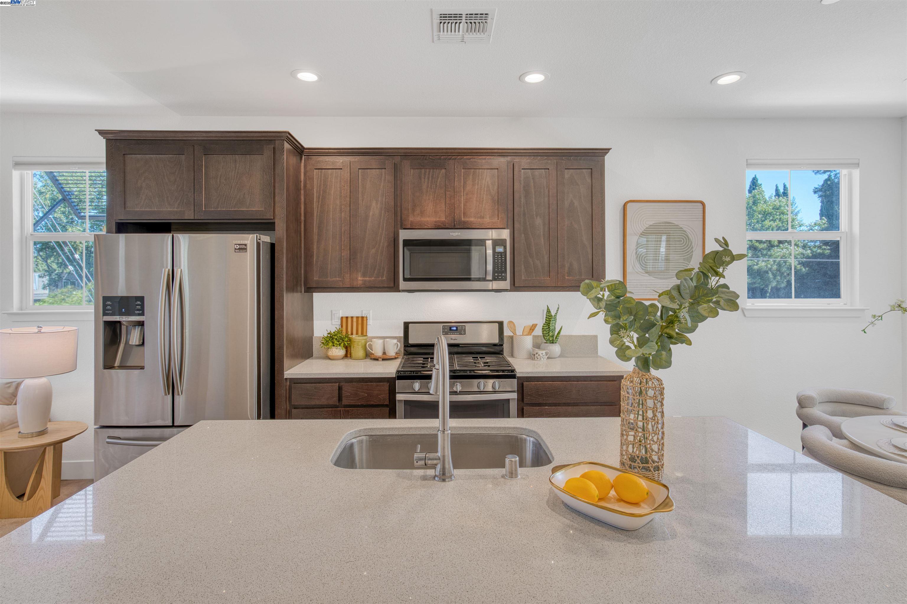 Detail Gallery Image 14 of 40 For 4015 Clydesdale Cmn, Fremont,  CA 94555 - 4 Beds | 4 Baths