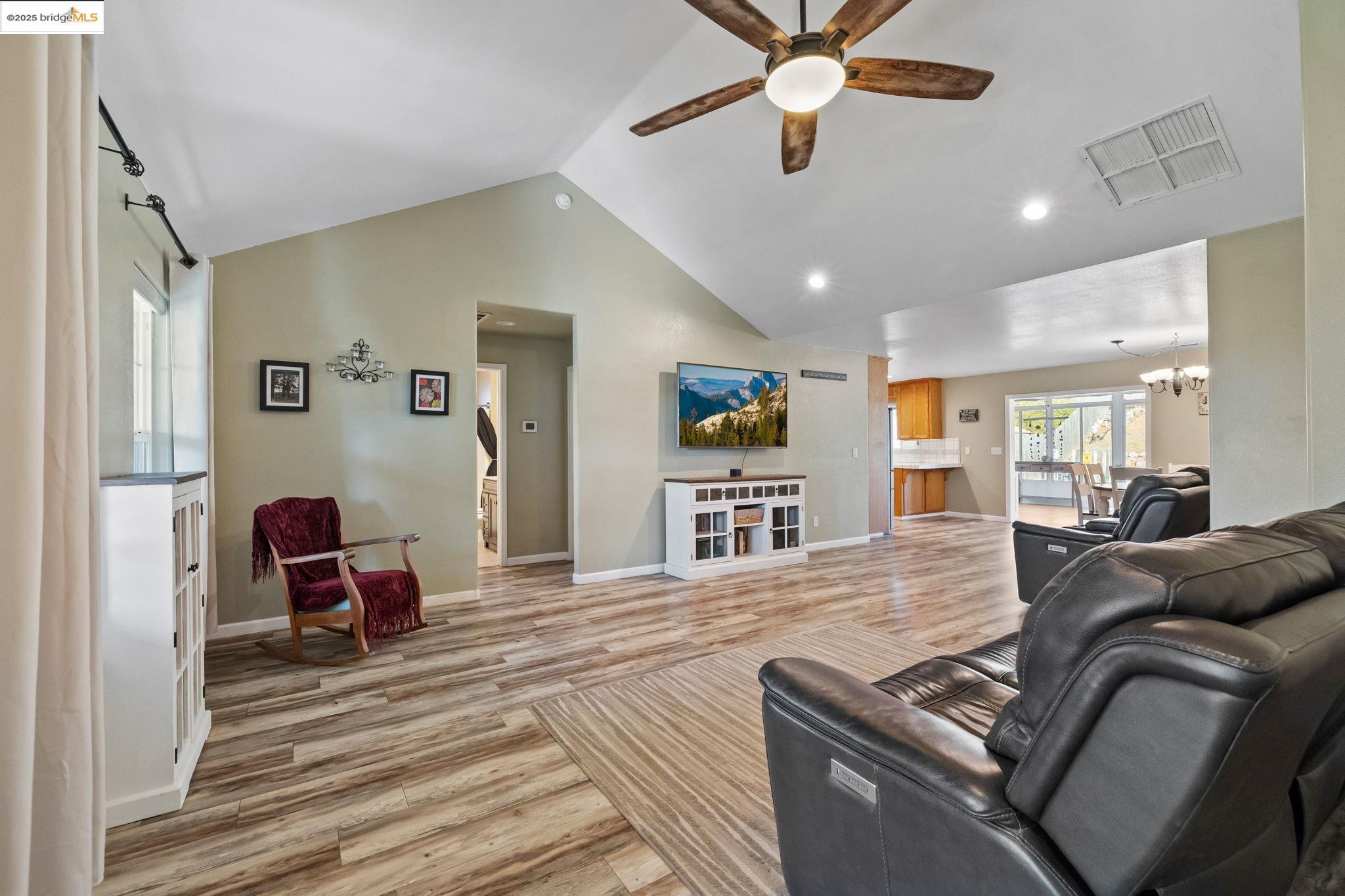 Detail Gallery Image 3 of 35 For 17517 Wild Oak Dr, Jamestown,  CA 95327 - 3 Beds | 2 Baths