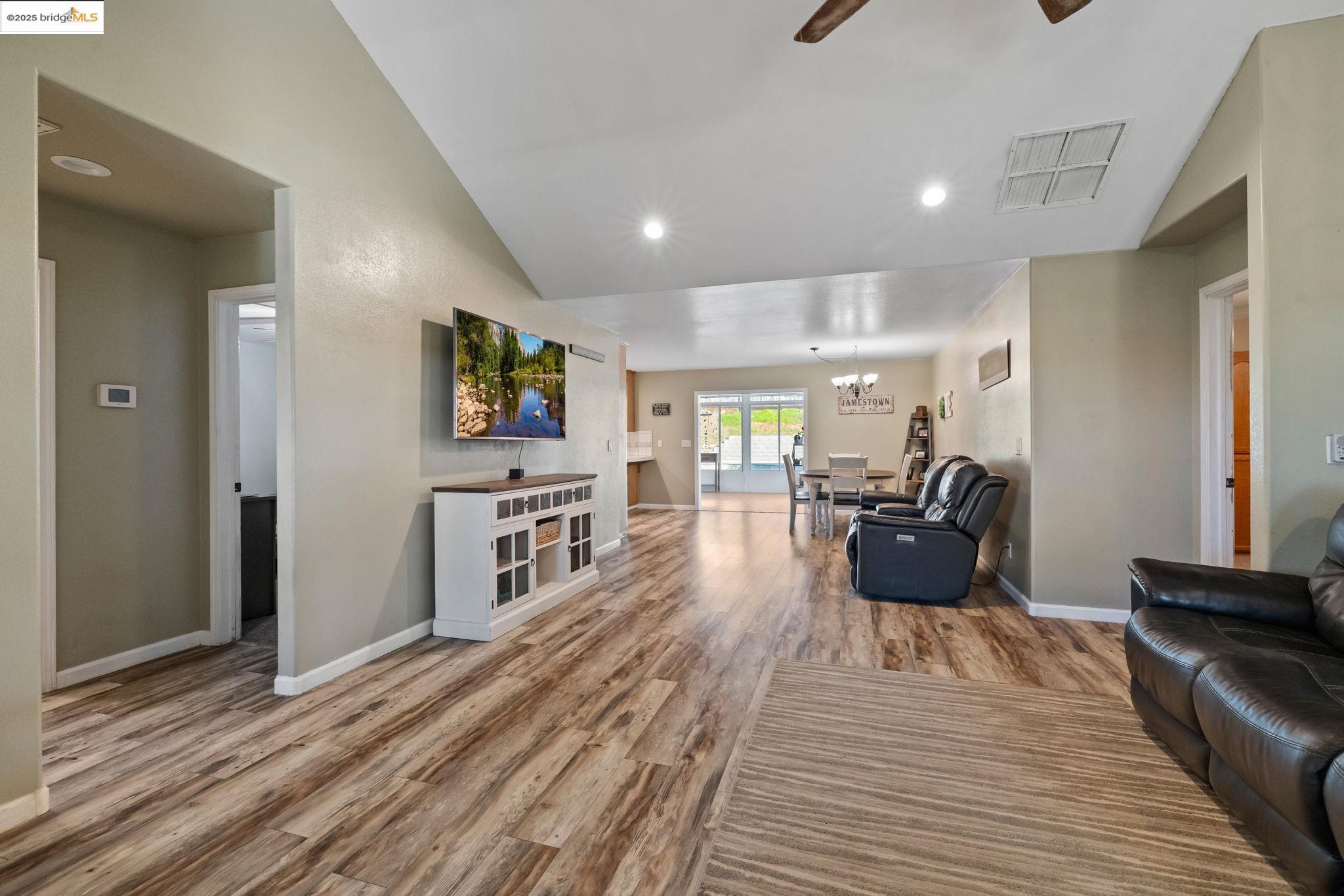 Detail Gallery Image 4 of 35 For 17517 Wild Oak Dr, Jamestown,  CA 95327 - 3 Beds | 2 Baths