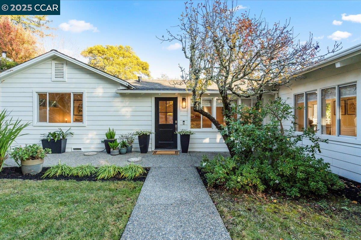 Detail Gallery Image 2 of 52 For 19 Valley View Dr, Orinda,  CA 94563 - 4 Beds | 2 Baths