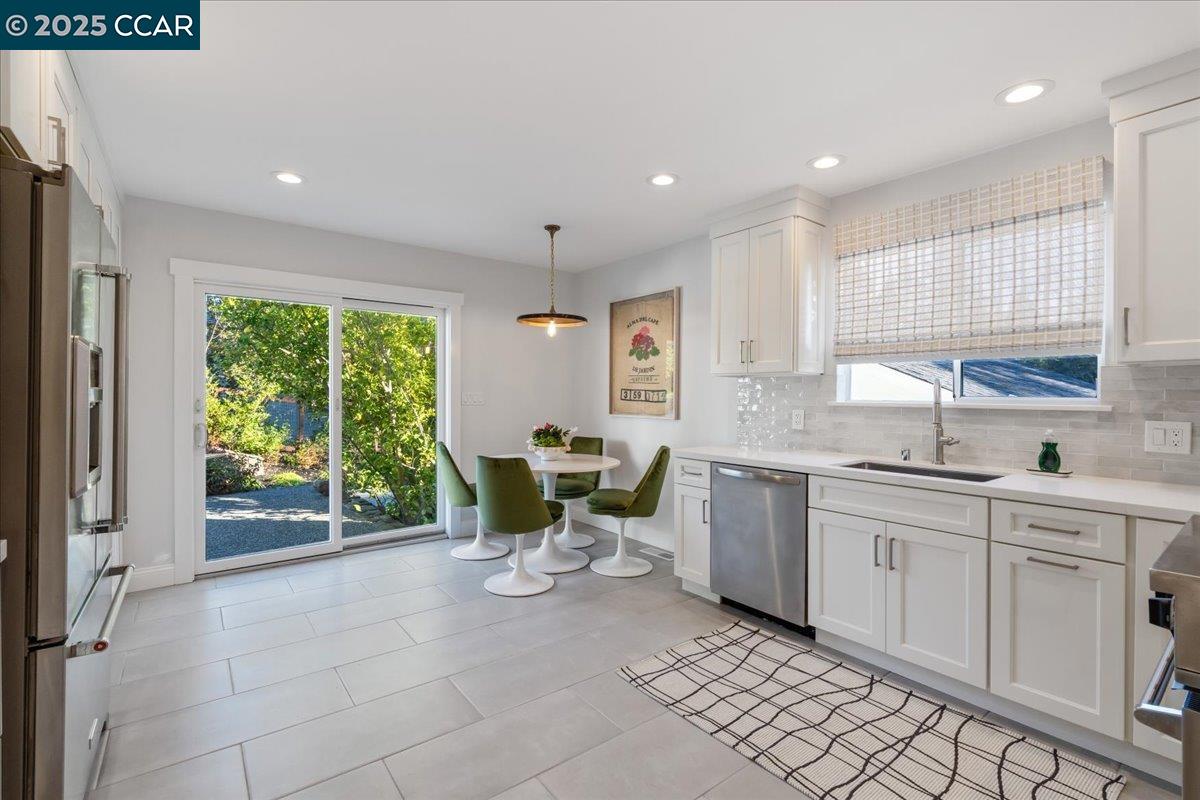 Detail Gallery Image 11 of 52 For 19 Valley View Dr, Orinda,  CA 94563 - 4 Beds | 2 Baths