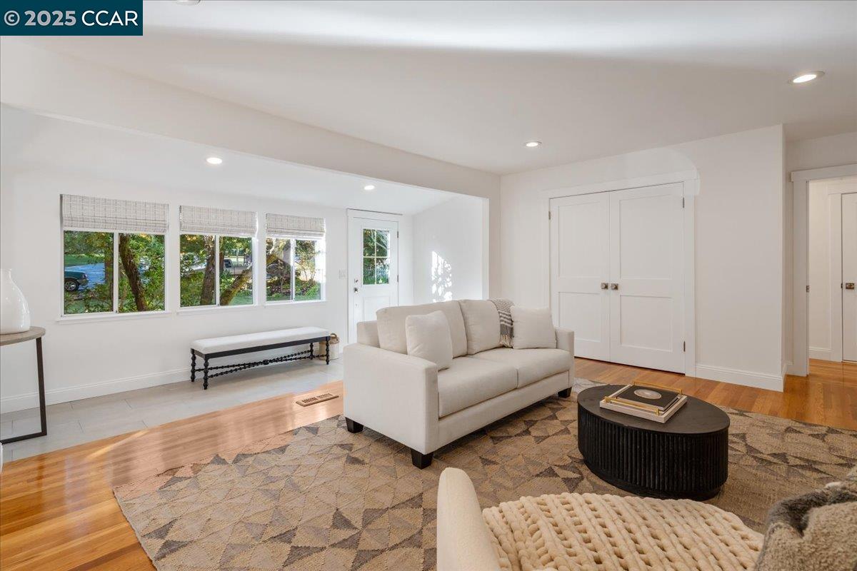 Detail Gallery Image 5 of 52 For 19 Valley View Dr, Orinda,  CA 94563 - 4 Beds | 2 Baths