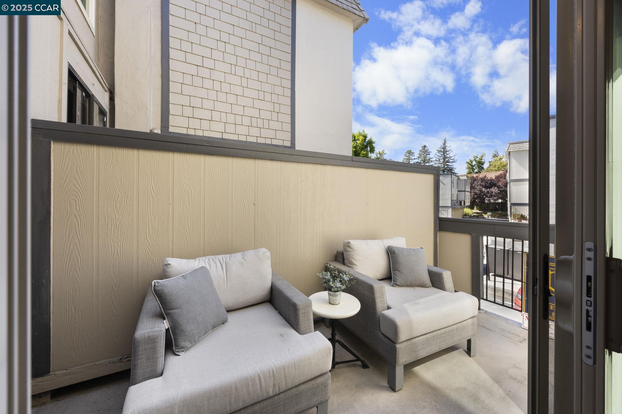 Detail Gallery Image 14 of 18 For 2045 Sierra Rd #2,  Concord,  CA 94518 - 3 Beds | 2 Baths