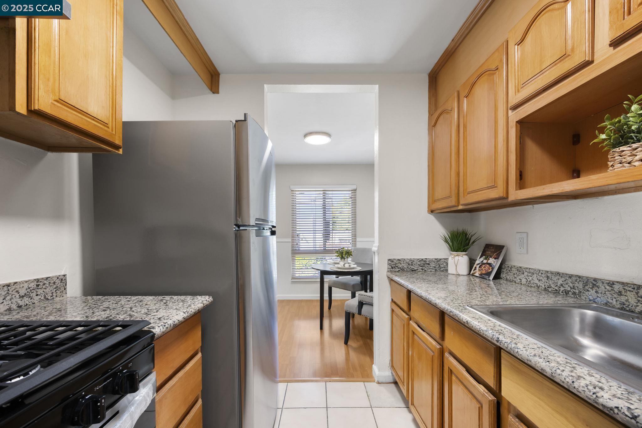 Detail Gallery Image 5 of 18 For 2045 Sierra Rd #2,  Concord,  CA 94518 - 3 Beds | 2 Baths