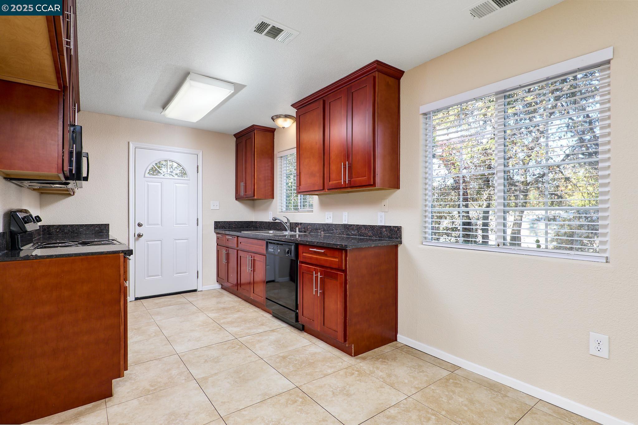 Detail Gallery Image 3 of 20 For 2236 Cold Springs Rd, Placerville,  CA 95667 - 3 Beds | 2 Baths