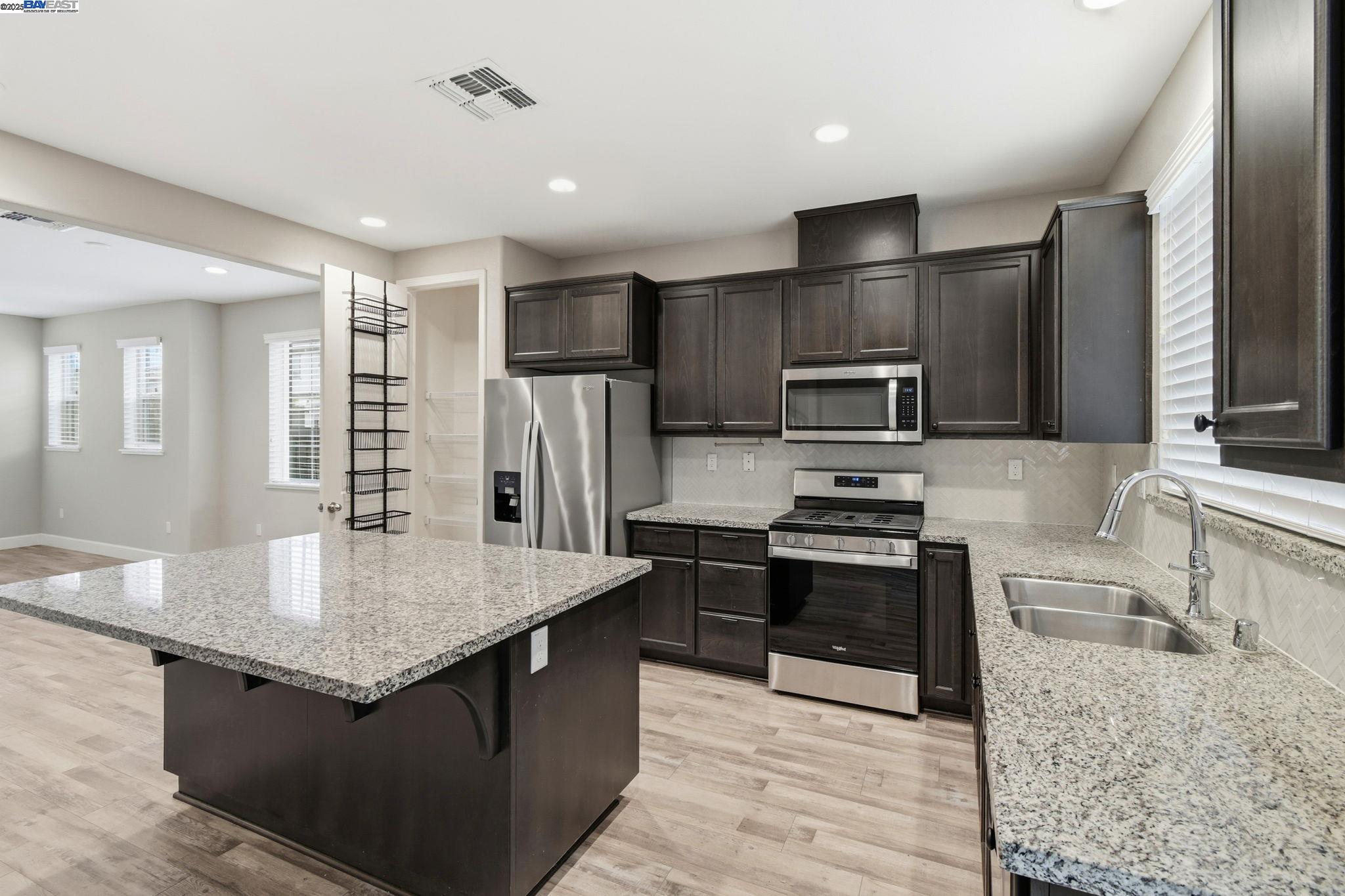 Detail Gallery Image 14 of 42 For 2111 Parsons Dr, Fairfield,  CA 94533 - 3 Beds | 2/1 Baths