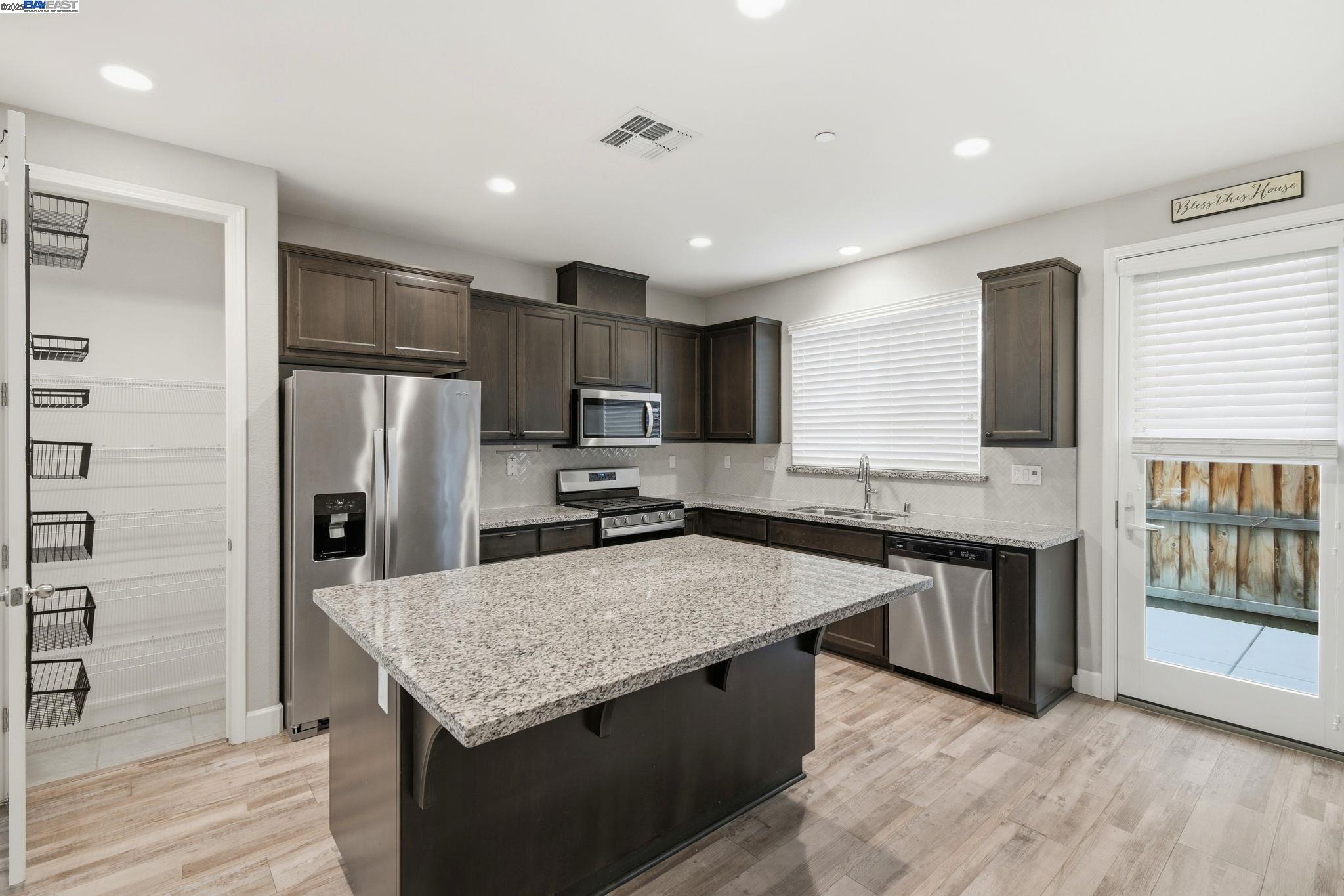 Detail Gallery Image 15 of 42 For 2111 Parsons Dr, Fairfield,  CA 94533 - 3 Beds | 2/1 Baths