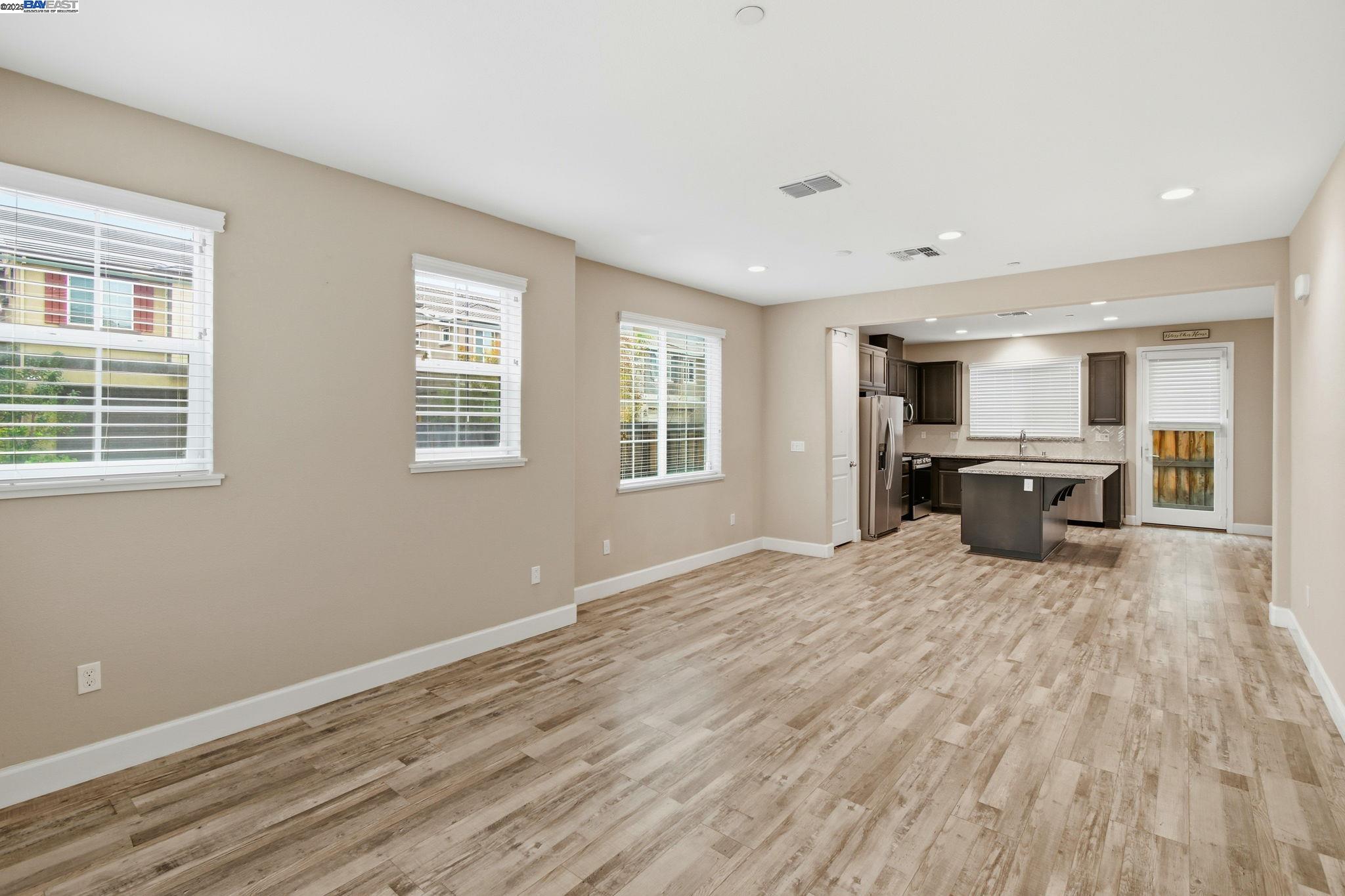 Detail Gallery Image 5 of 42 For 2111 Parsons Dr, Fairfield,  CA 94533 - 3 Beds | 2/1 Baths