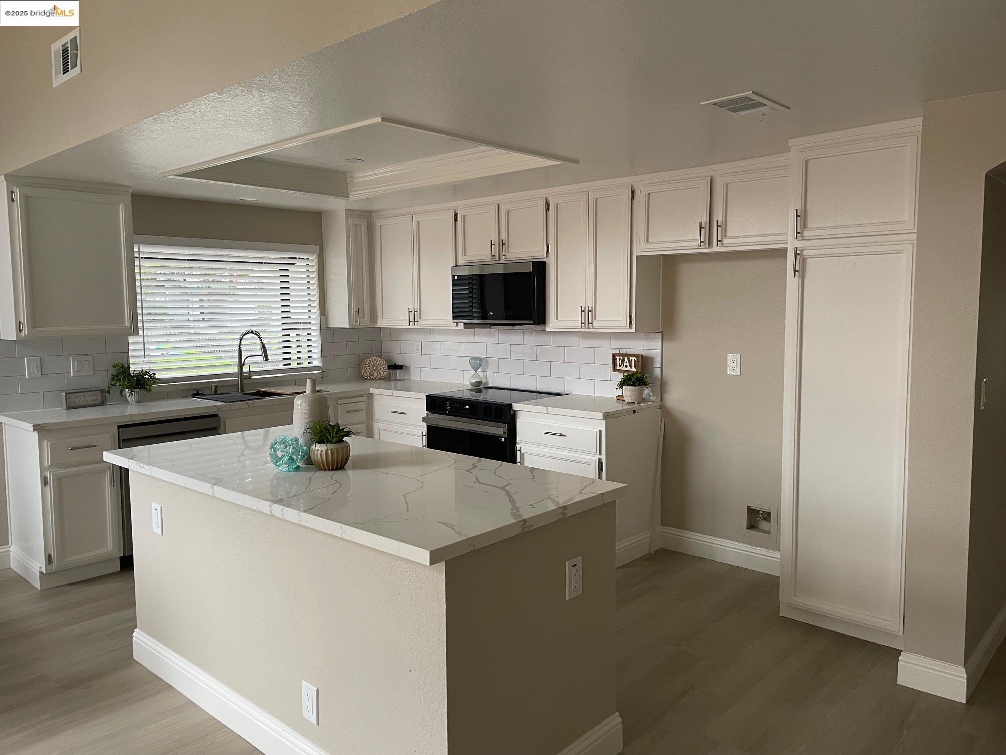 Detail Gallery Image 4 of 10 For 4824 Valley Way, Antioch,  CA 94531 - 3 Beds | 2 Baths