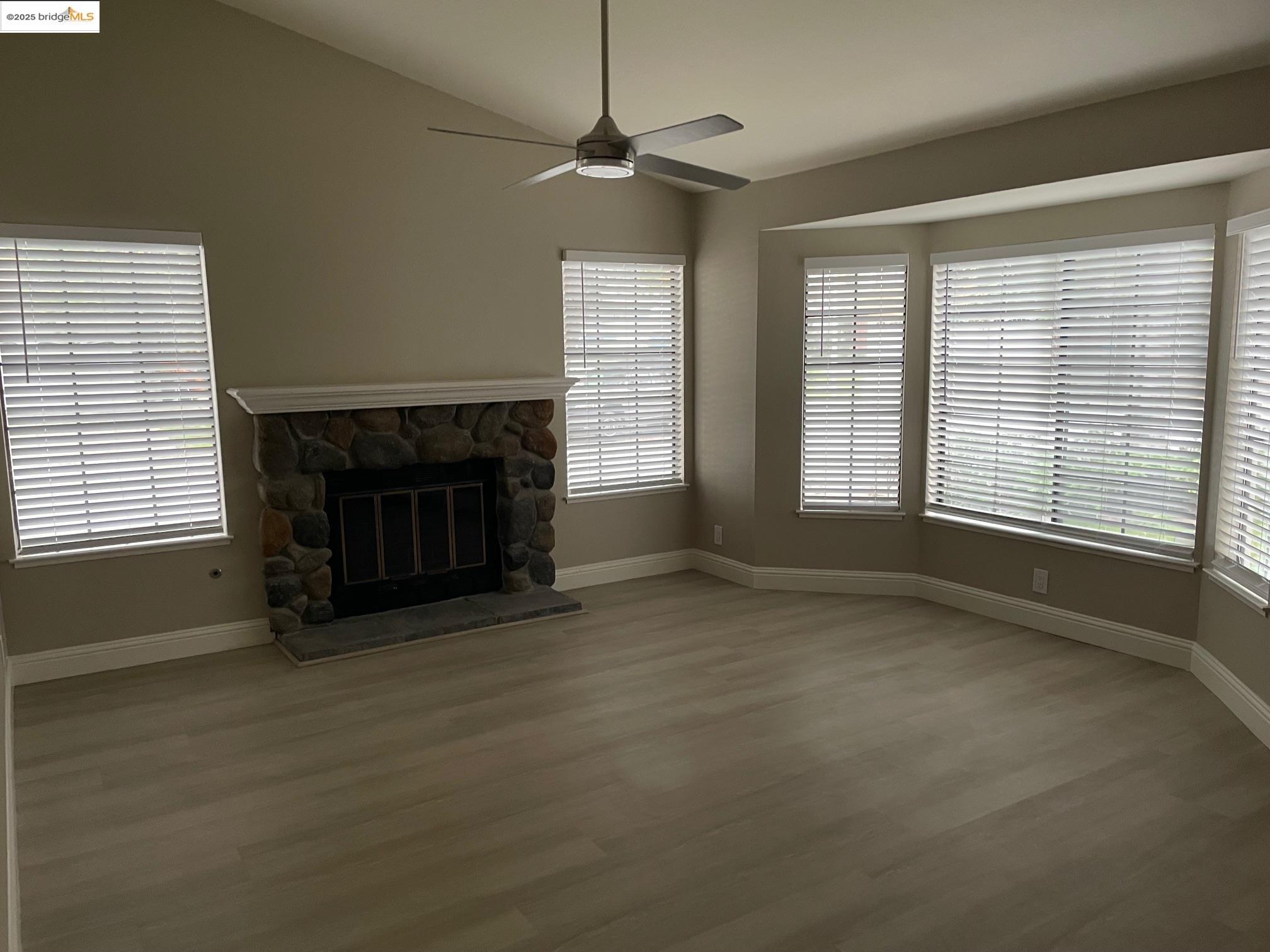 Detail Gallery Image 7 of 10 For 4824 Valley Way, Antioch,  CA 94531 - 3 Beds | 2 Baths