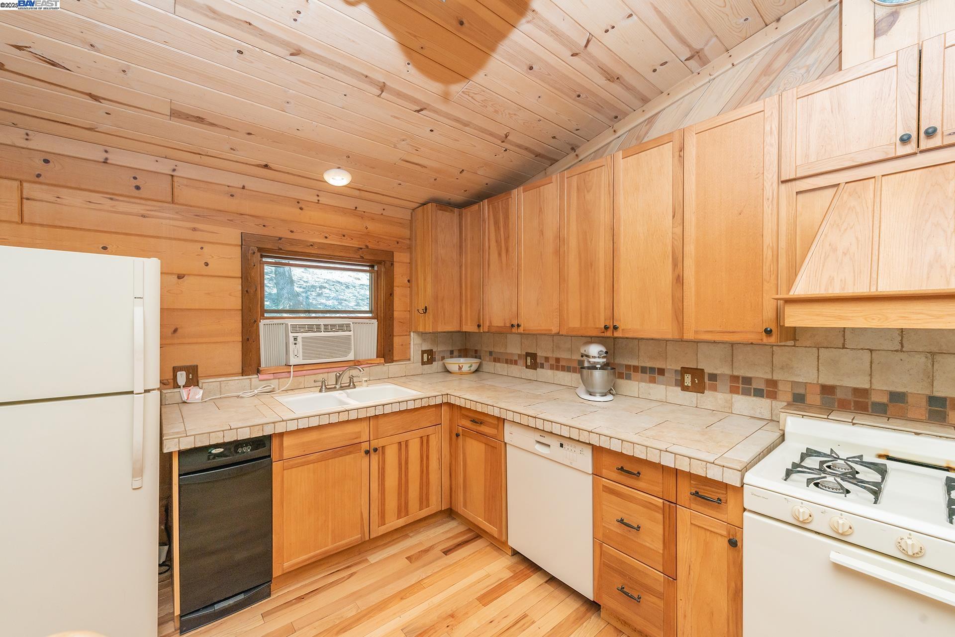 Detail Gallery Image 9 of 57 For 4298 Little Browns Creek Rd, Weaverville,  CA 96093 - 3 Beds | 1 Baths