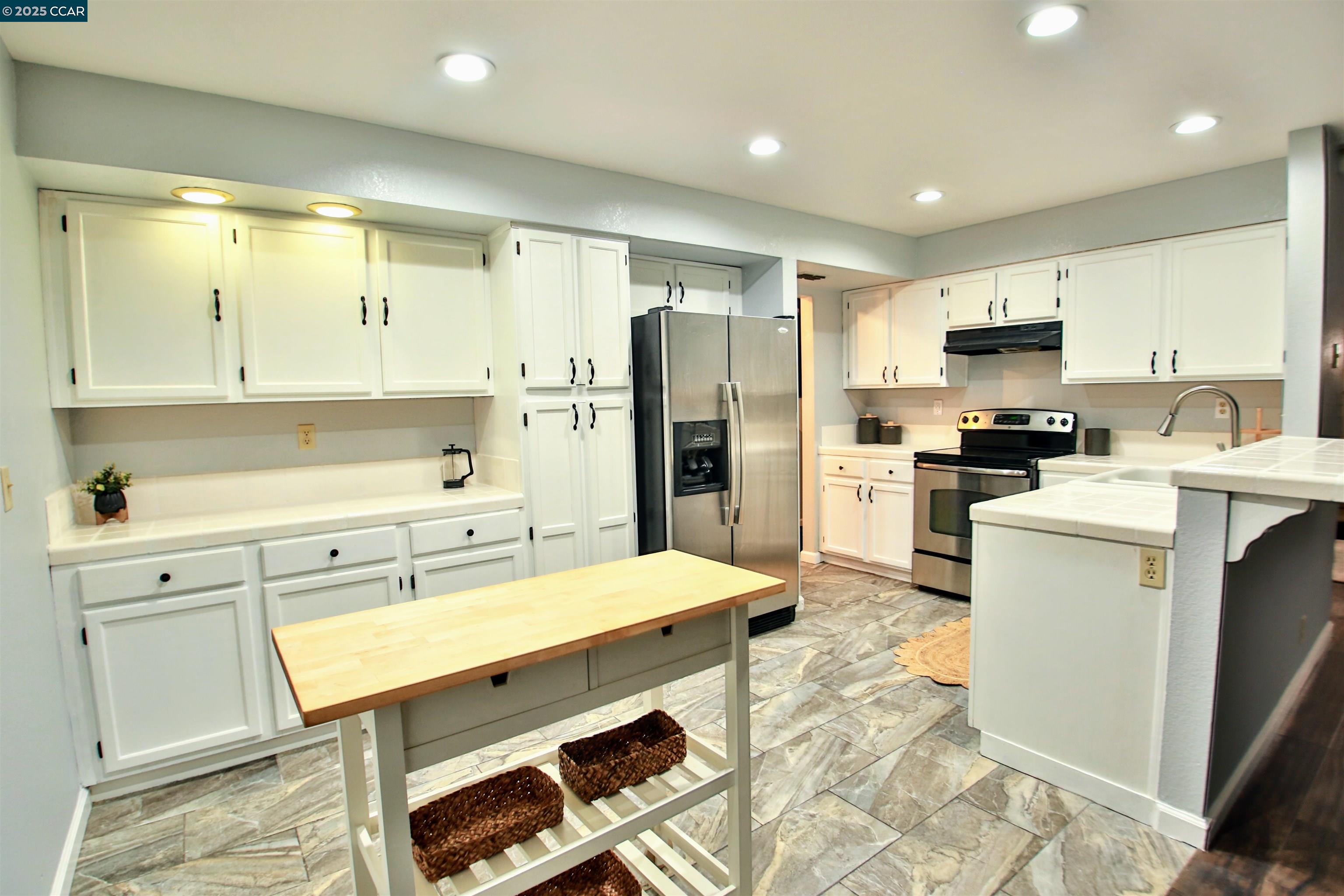 Detail Gallery Image 9 of 17 For 841 Knights Circle, Vallejo,  CA 94591 - 3 Beds | 2/1 Baths