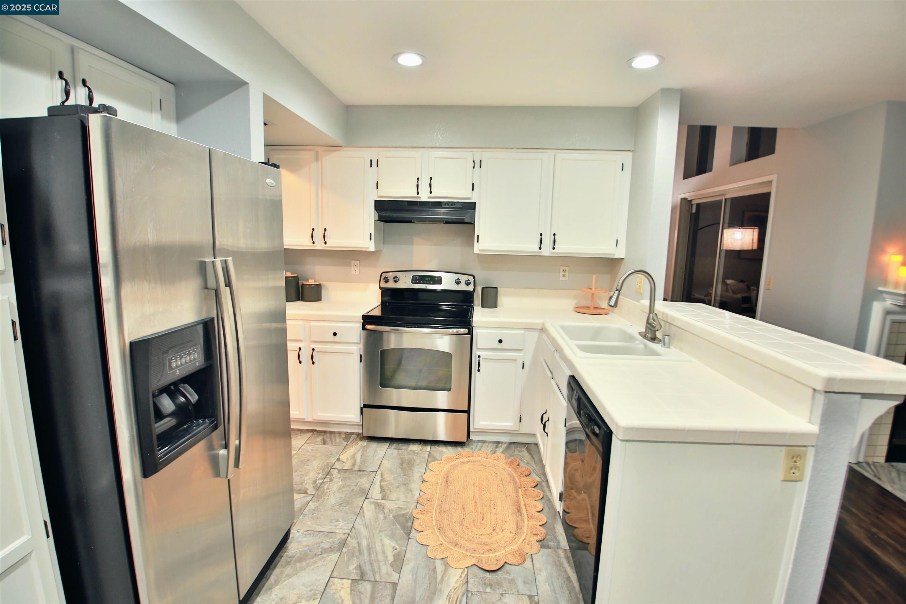 Detail Gallery Image 10 of 17 For 841 Knights Circle, Vallejo,  CA 94591 - 3 Beds | 2/1 Baths