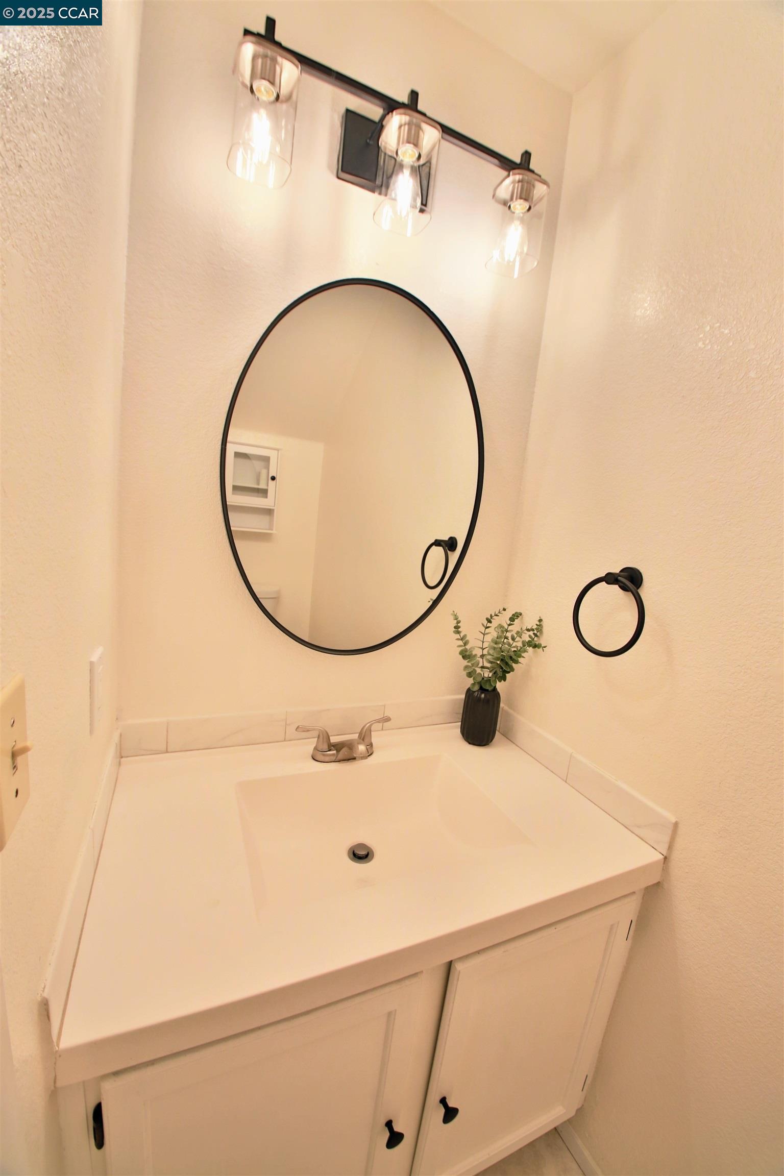Detail Gallery Image 11 of 17 For 841 Knights Circle, Vallejo,  CA 94591 - 3 Beds | 2/1 Baths