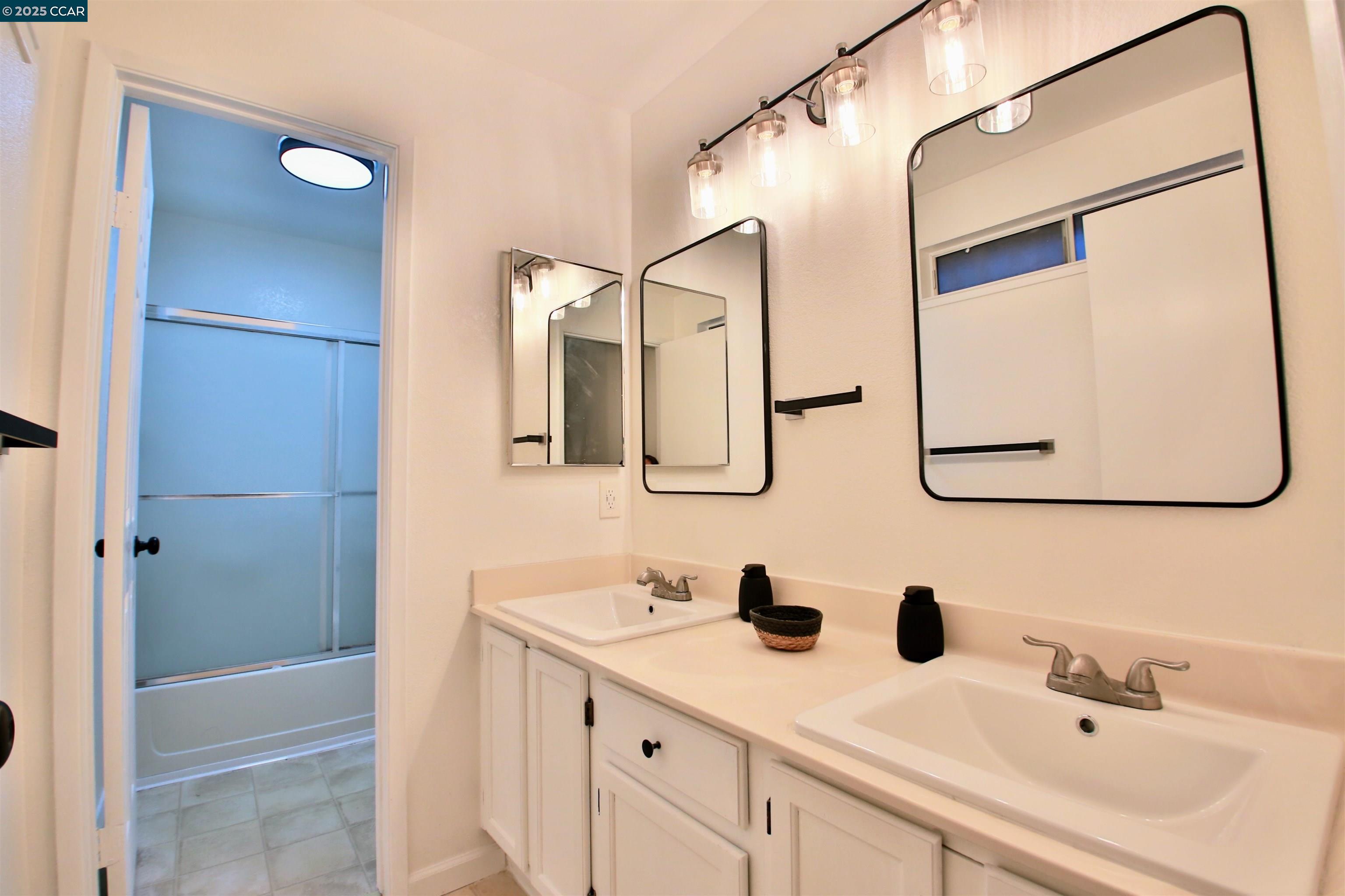 Detail Gallery Image 14 of 17 For 841 Knights Circle, Vallejo,  CA 94591 - 3 Beds | 2/1 Baths