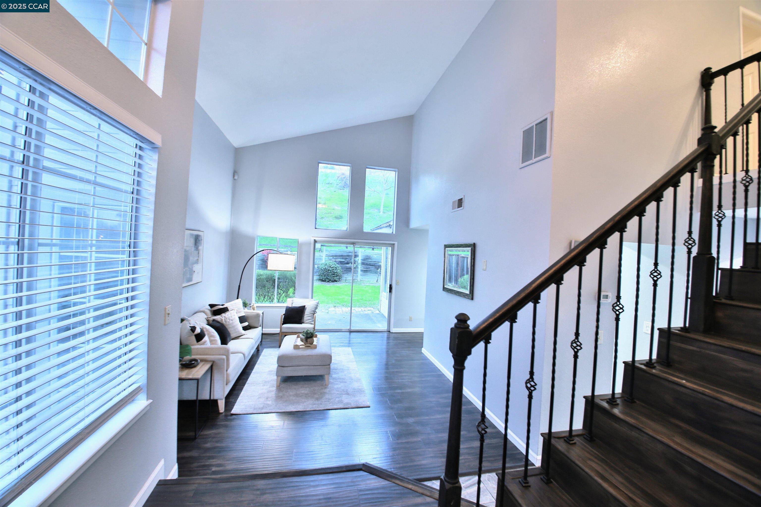 Detail Gallery Image 3 of 17 For 841 Knights Circle, Vallejo,  CA 94591 - 3 Beds | 2/1 Baths