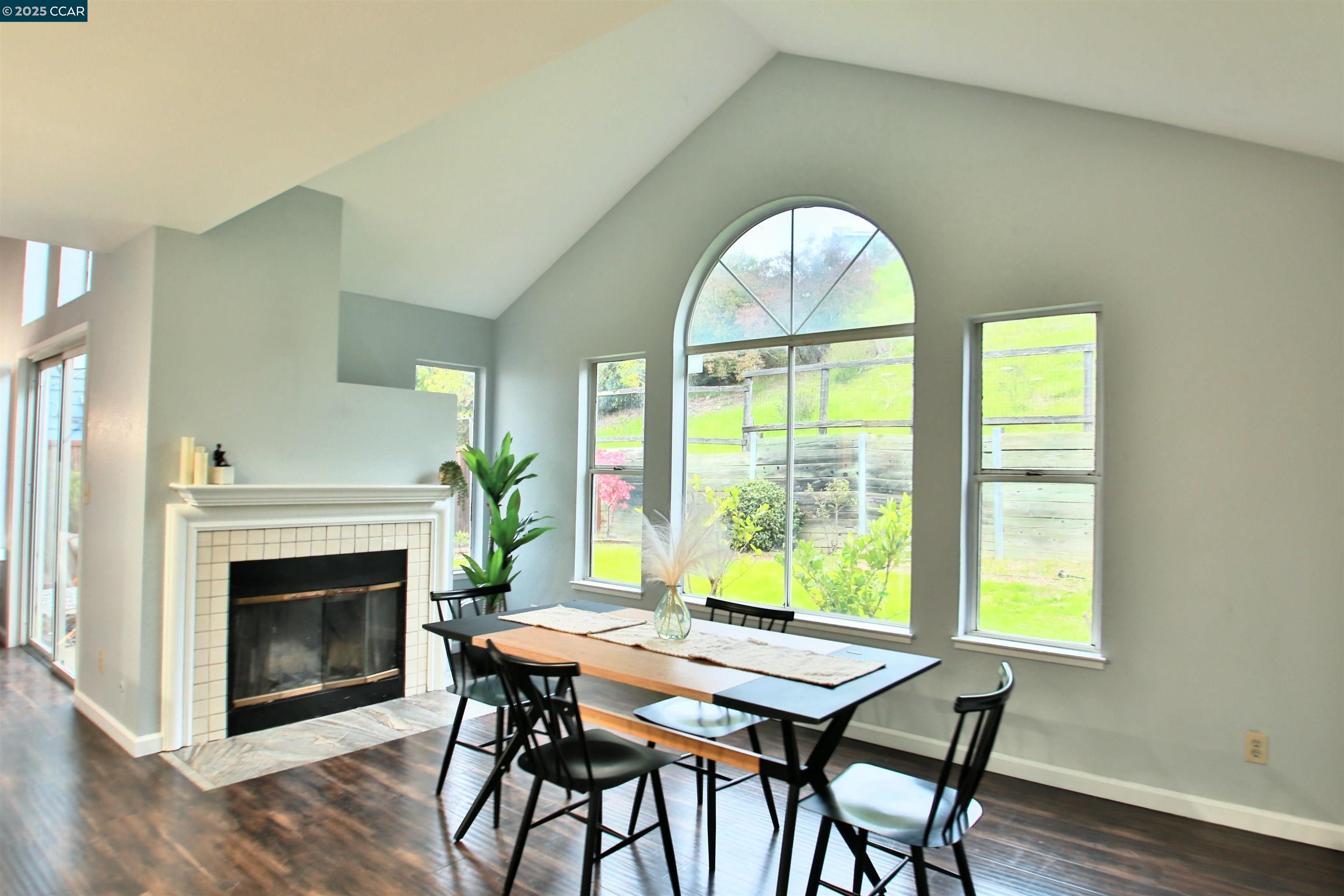 Detail Gallery Image 6 of 17 For 841 Knights Circle, Vallejo,  CA 94591 - 3 Beds | 2/1 Baths