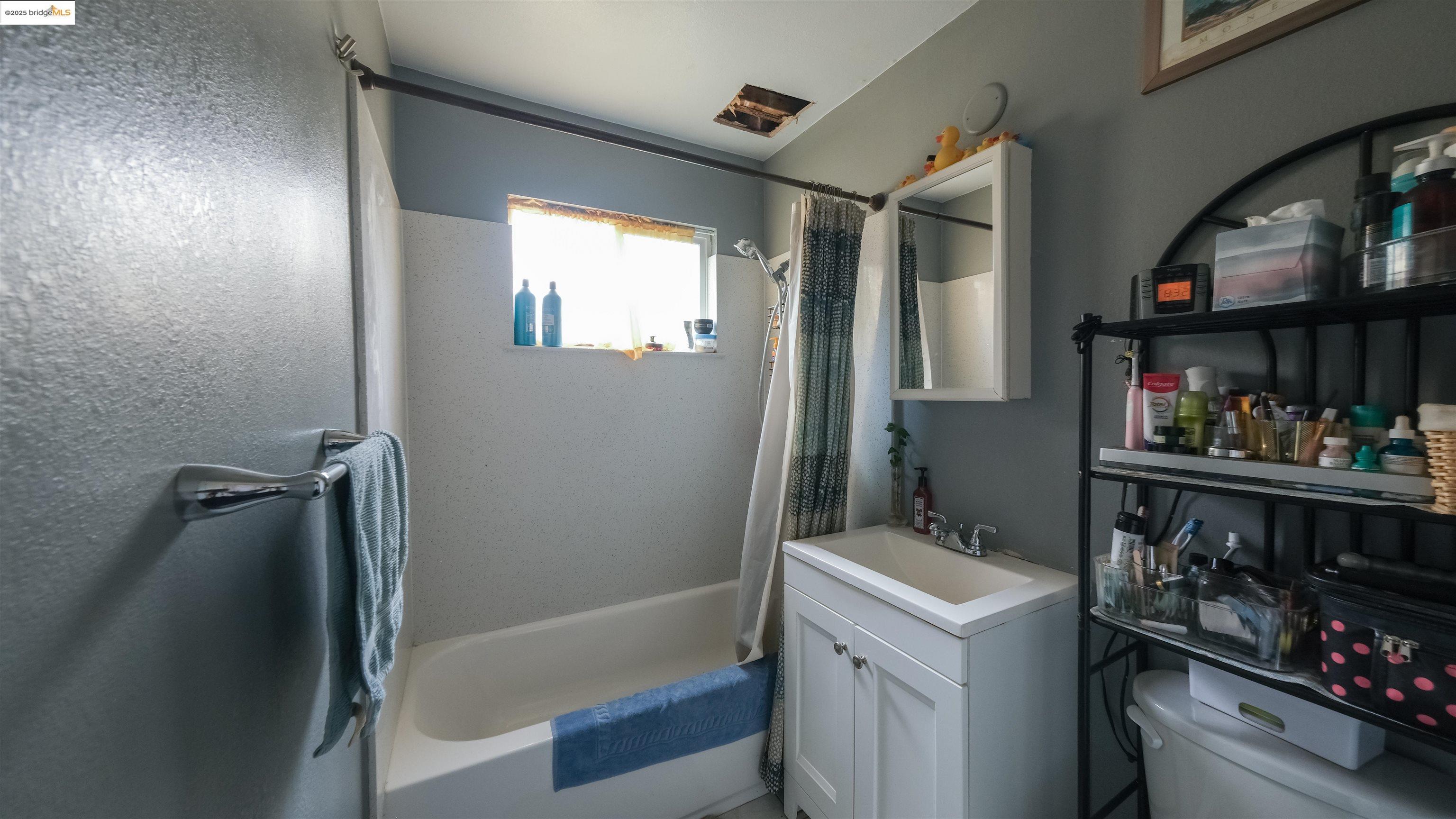 Detail Gallery Image 7 of 44 For 2120 E 22nd St, Oakland,  CA 94606 - – Beds | – Baths
