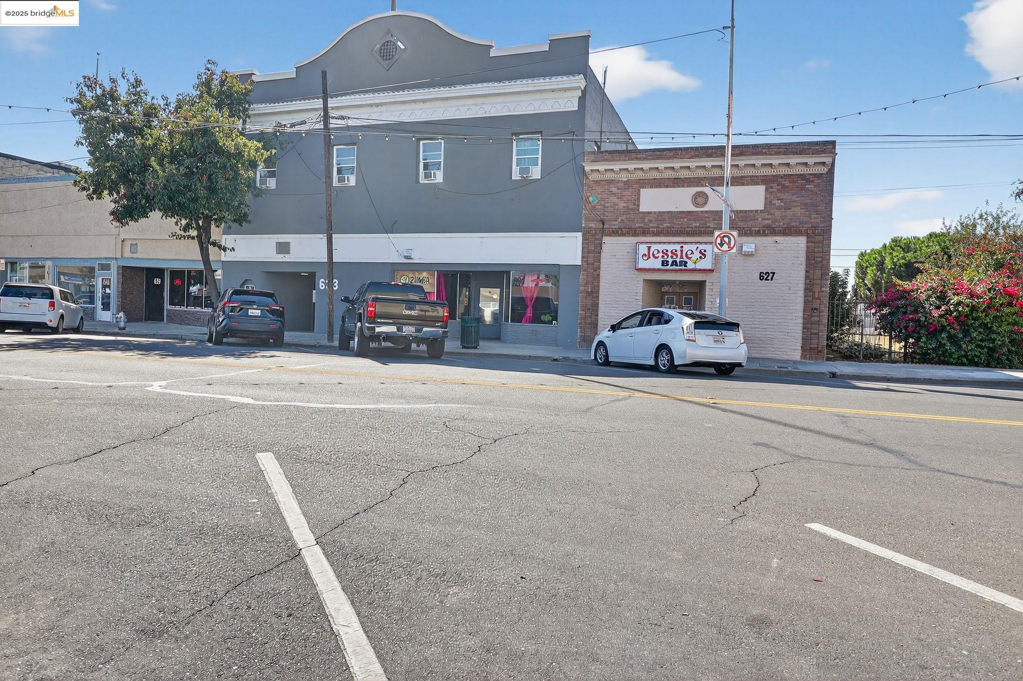 Detail Gallery Image 2 of 27 For 631 I St, Los Banos,  CA 93635-4222 - – Beds | – Baths