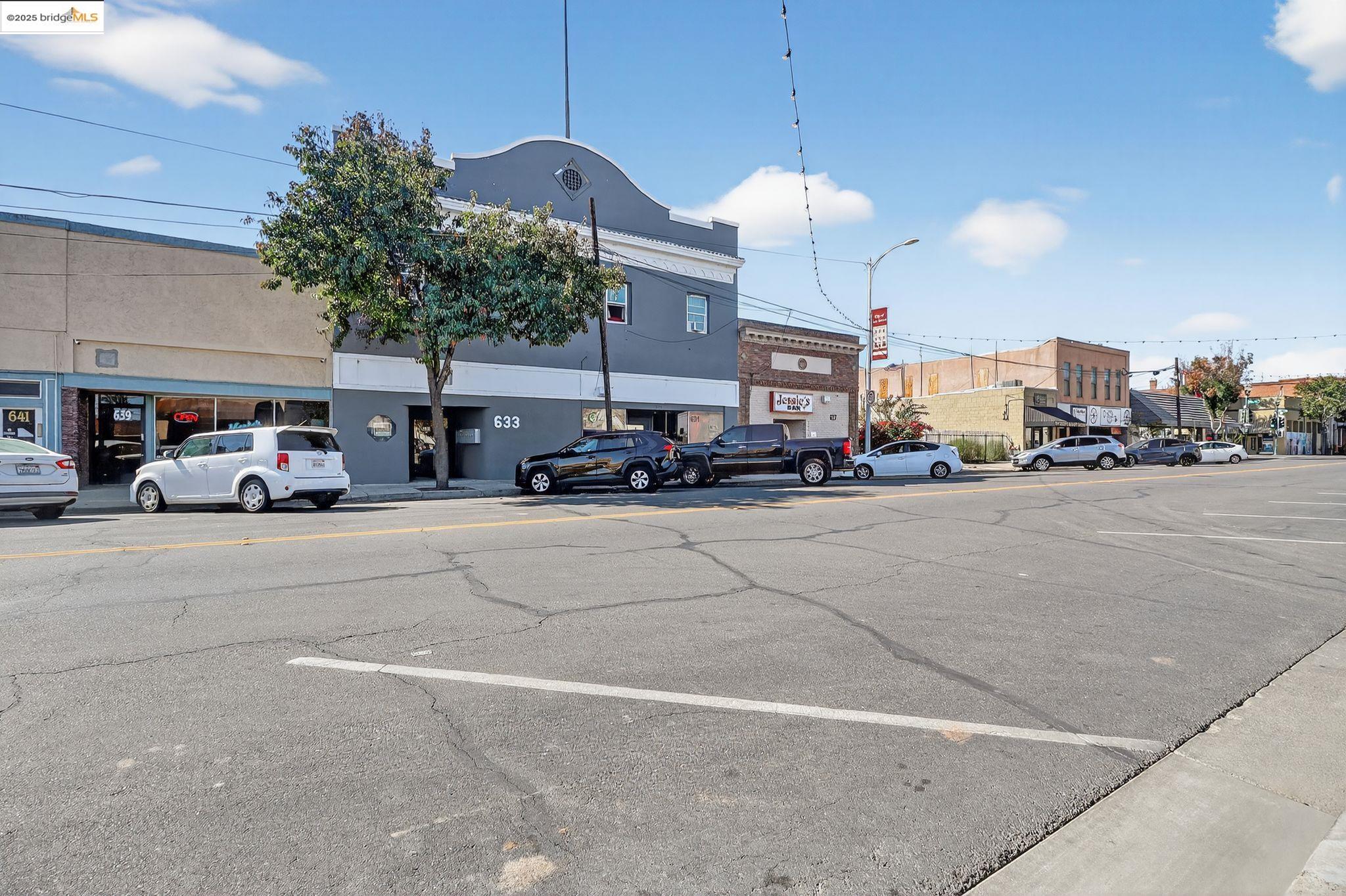 Detail Gallery Image 4 of 27 For 631 I St, Los Banos,  CA 93635-4222 - – Beds | – Baths