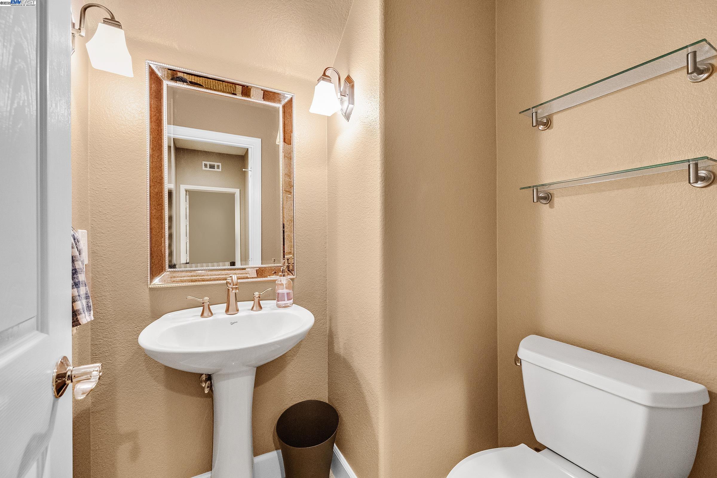 Detail Gallery Image 7 of 21 For 588 Dovecote Ln #4,  Livermore,  CA 94551-6399 - 3 Beds | 3/1 Baths