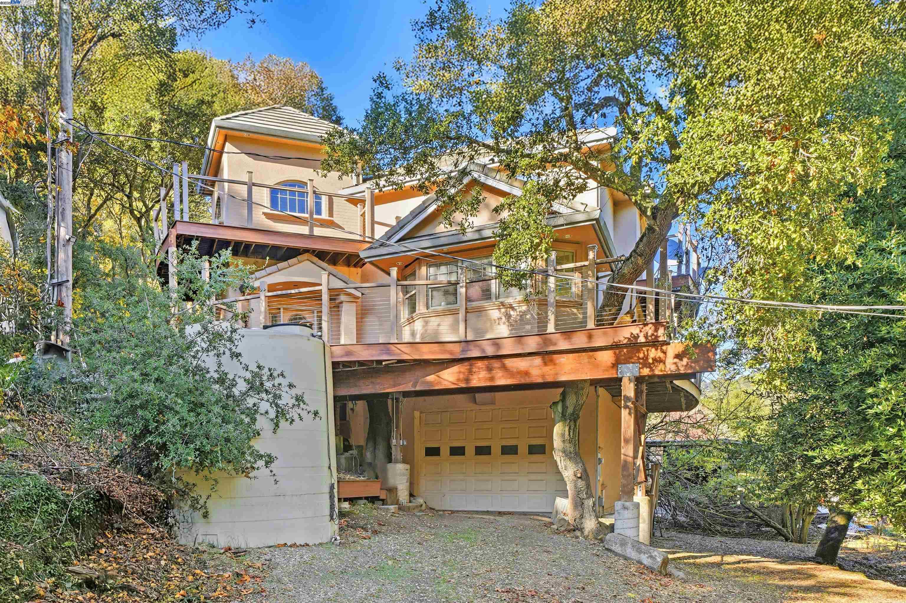 Detail Gallery Image 2 of 34 For 36215 Palomares Rd, Castro Valley,  CA 94552 - 1 Beds | 3 Baths