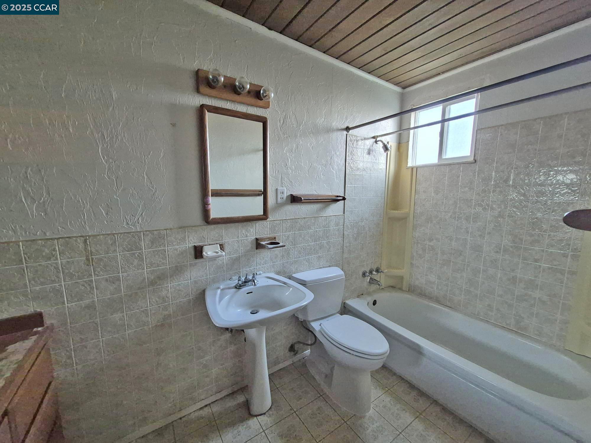 Detail Gallery Image 14 of 28 For 3135 Alta Mira Dr, Richmond,  CA 94806 - 4 Beds | 2 Baths