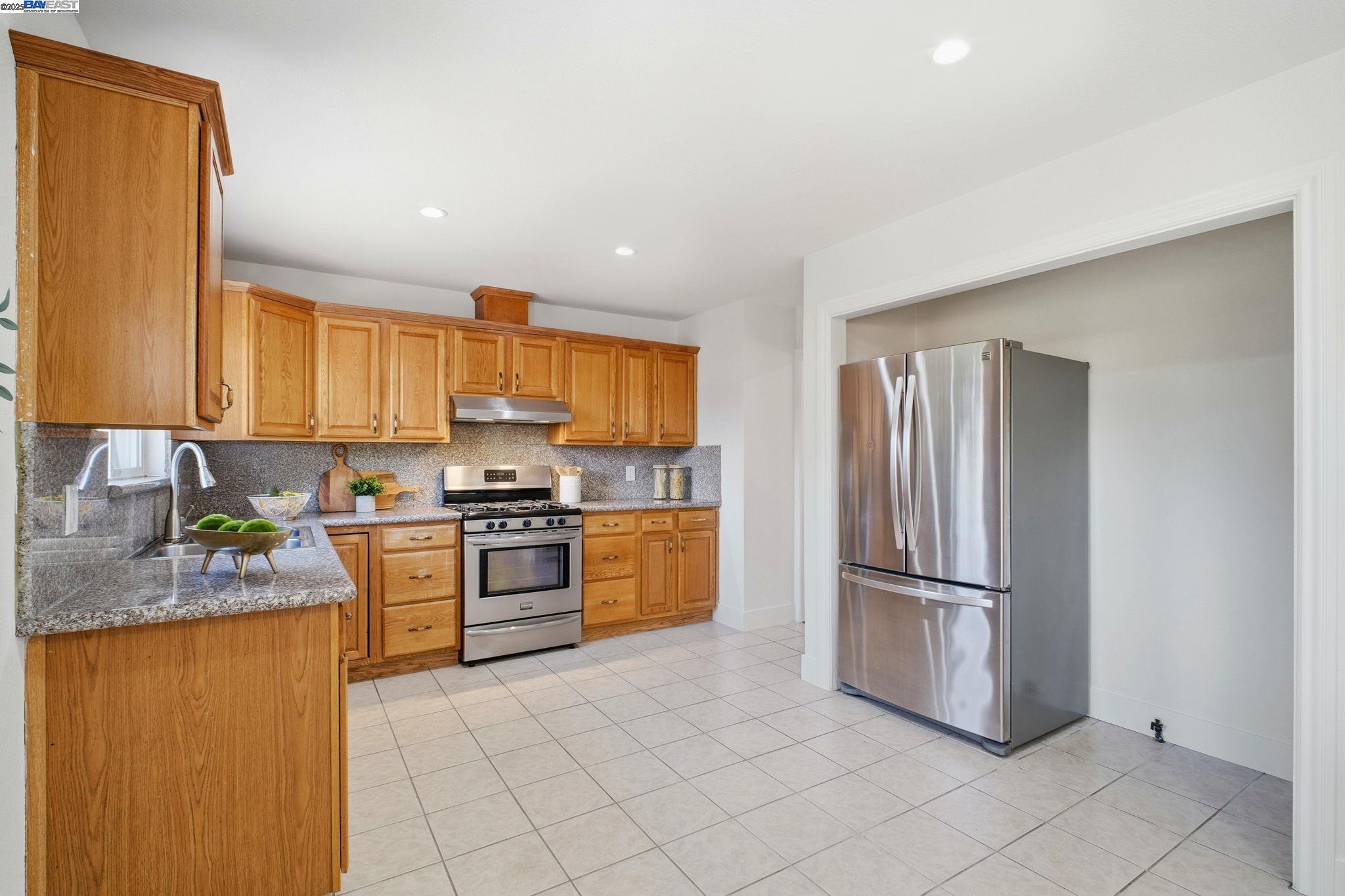 Detail Gallery Image 10 of 33 For 4422 Stevenson Blvd, Fremont,  CA 94538 - 3 Beds | 2 Baths