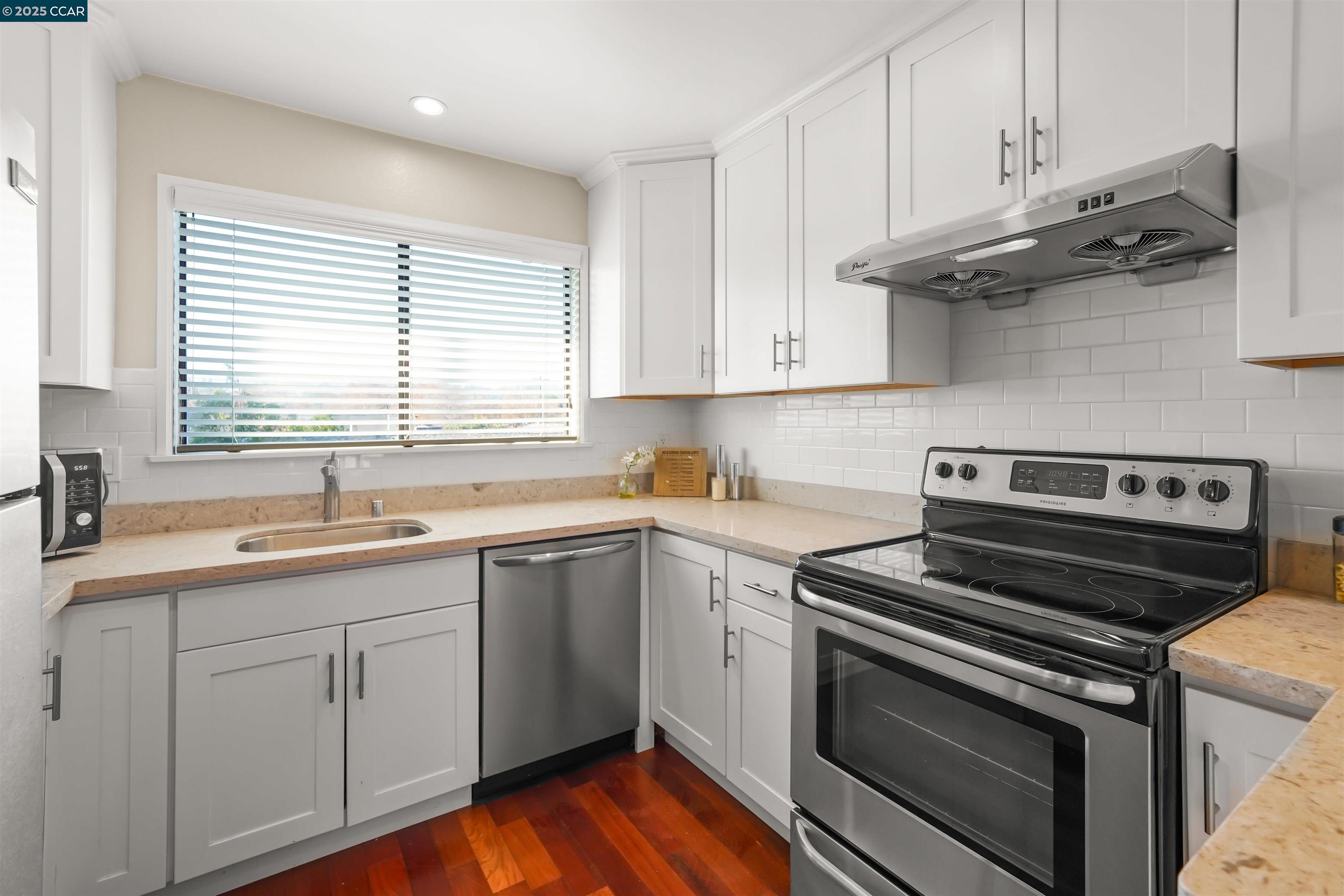 Detail Gallery Image 11 of 35 For 115 Hobart Ave #E,  San Mateo,  CA 94402 - 2 Beds | 2 Baths