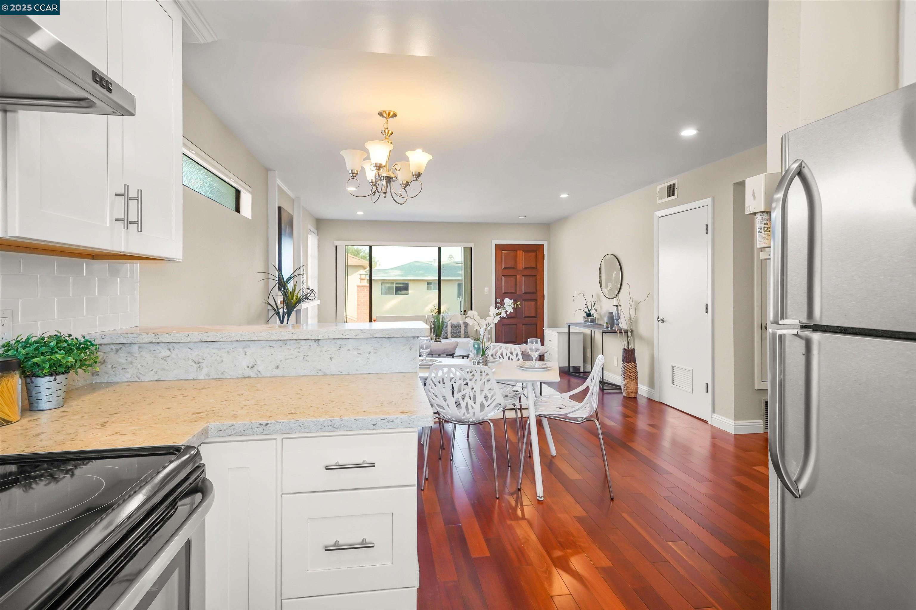 Detail Gallery Image 12 of 35 For 115 Hobart Ave #E,  San Mateo,  CA 94402 - 2 Beds | 2 Baths