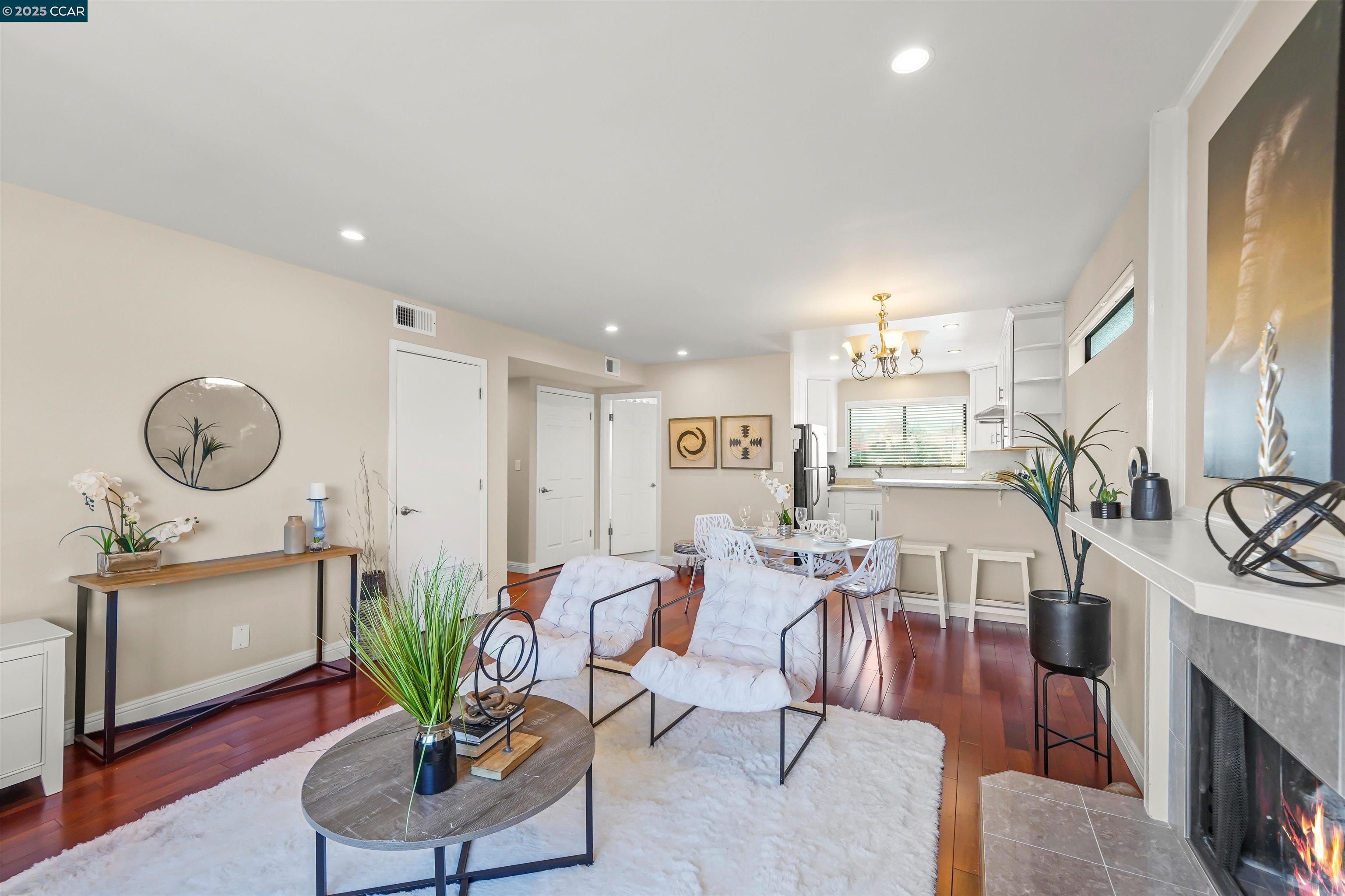 Detail Gallery Image 9 of 35 For 115 Hobart Ave #E,  San Mateo,  CA 94402 - 2 Beds | 2 Baths