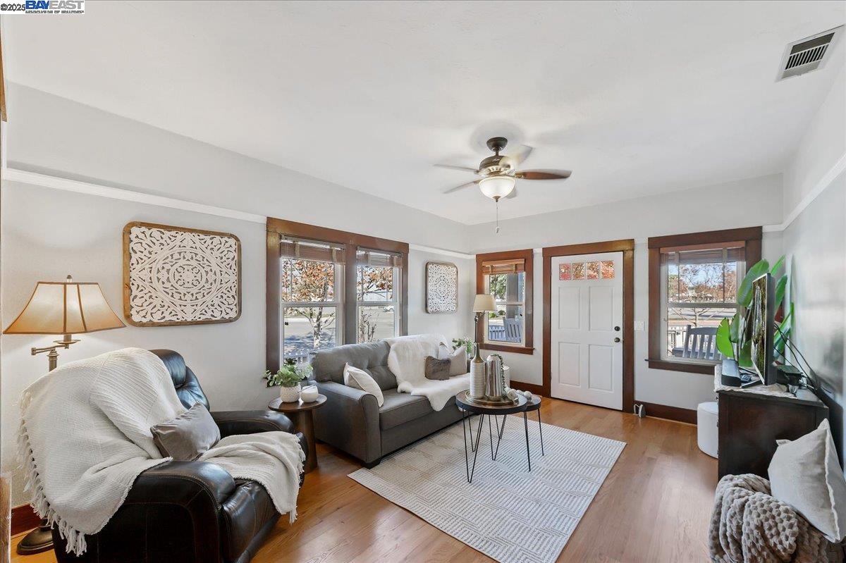 Detail Gallery Image 2 of 34 For 905 S Livermore Ave, Livermore,  CA 94550 - 2 Beds | 1 Baths