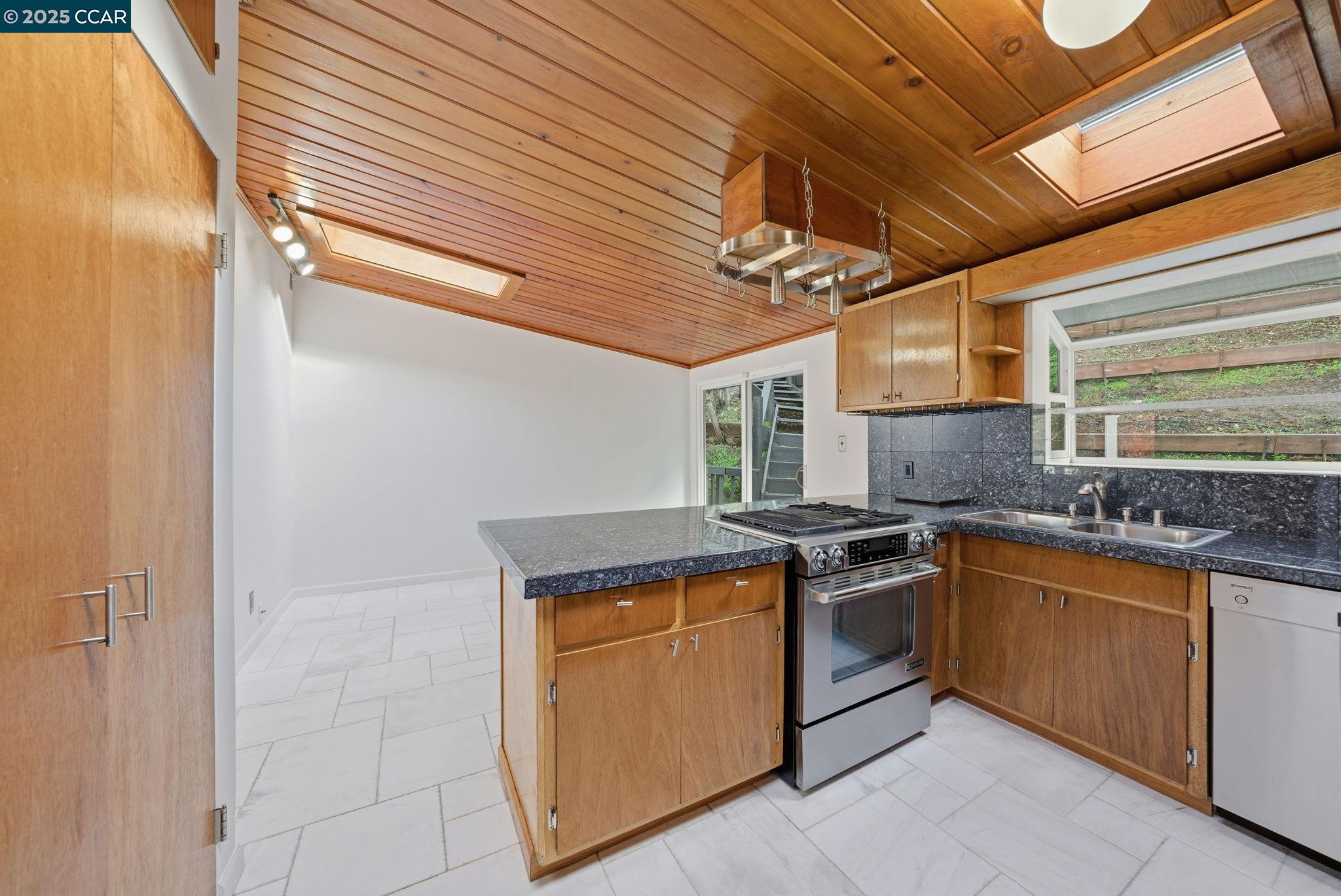 Detail Gallery Image 14 of 46 For 5584 Circle Dr, El Sobrante,  CA 94803 - 3 Beds | 2 Baths