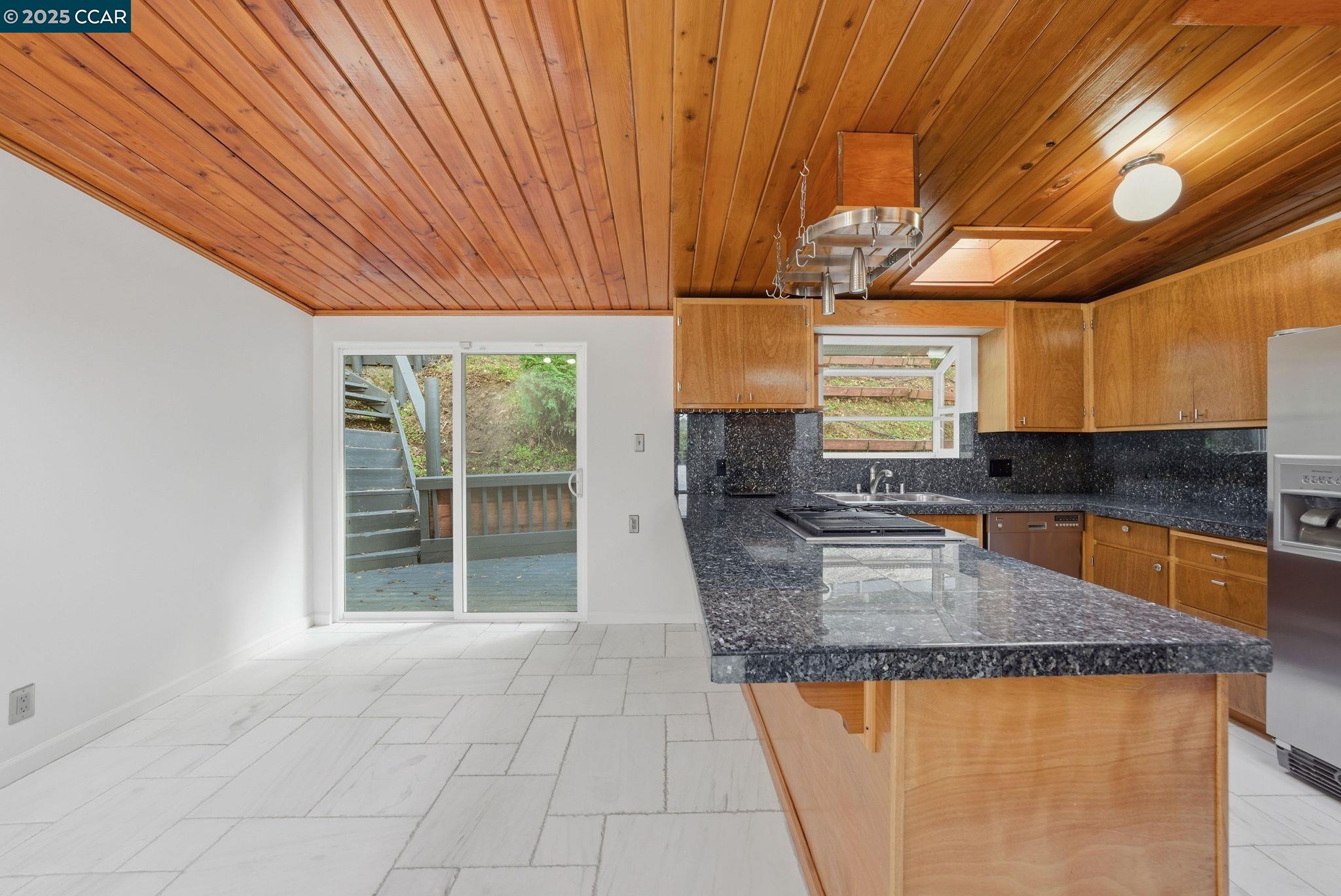 Detail Gallery Image 17 of 46 For 5584 Circle Dr, El Sobrante,  CA 94803 - 3 Beds | 2 Baths