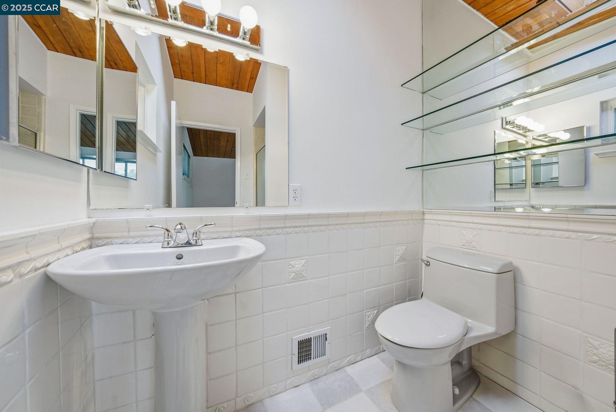 Detail Gallery Image 20 of 46 For 5584 Circle Dr, El Sobrante,  CA 94803 - 3 Beds | 2 Baths