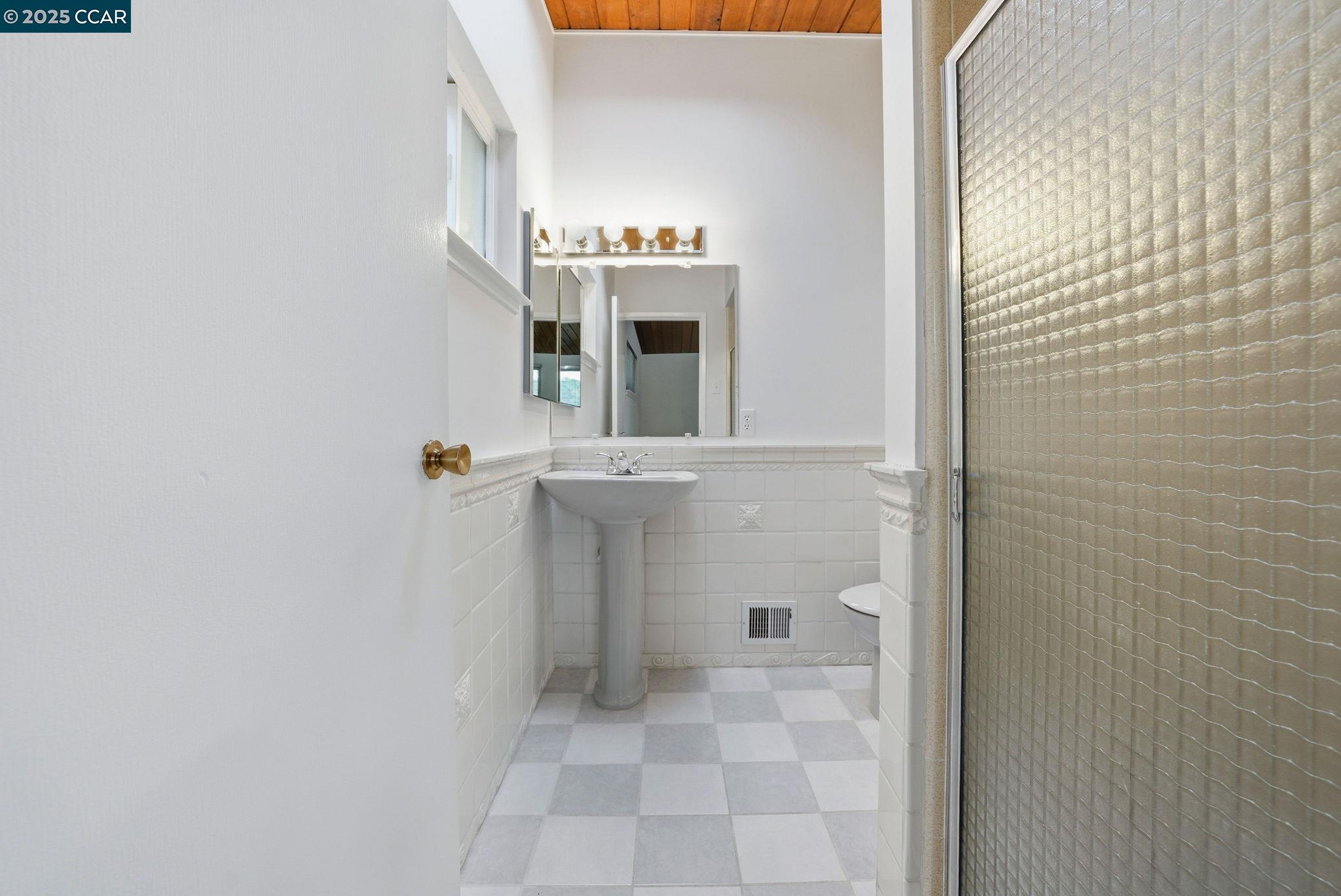 Detail Gallery Image 21 of 46 For 5584 Circle Dr, El Sobrante,  CA 94803 - 3 Beds | 2 Baths