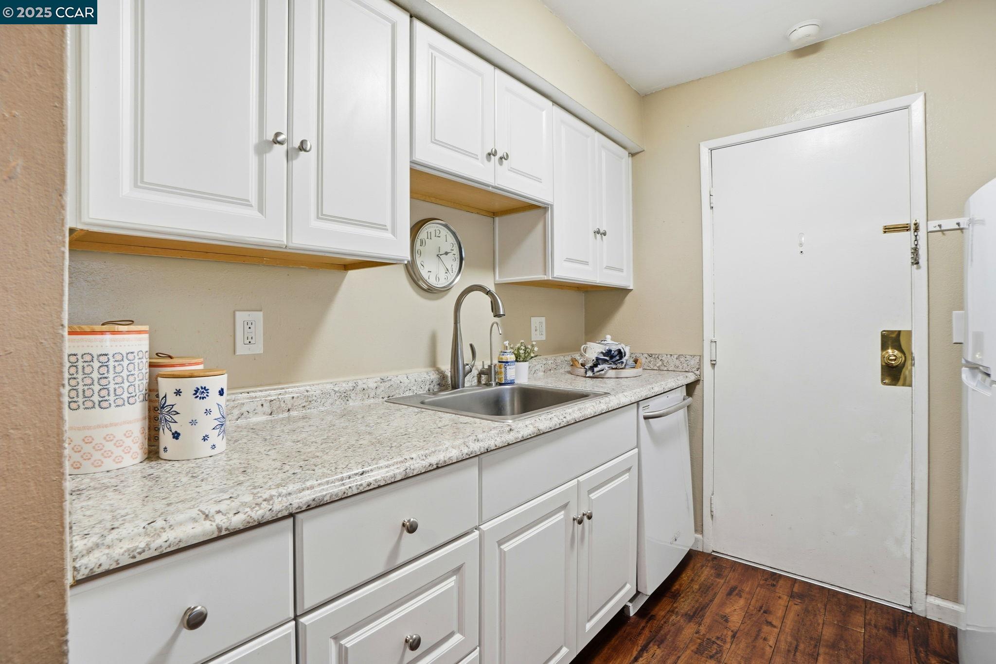 Detail Gallery Image 6 of 31 For 1045 Mohr Ln #B,  Concord,  CA 94518 - 2 Beds | 1/1 Baths