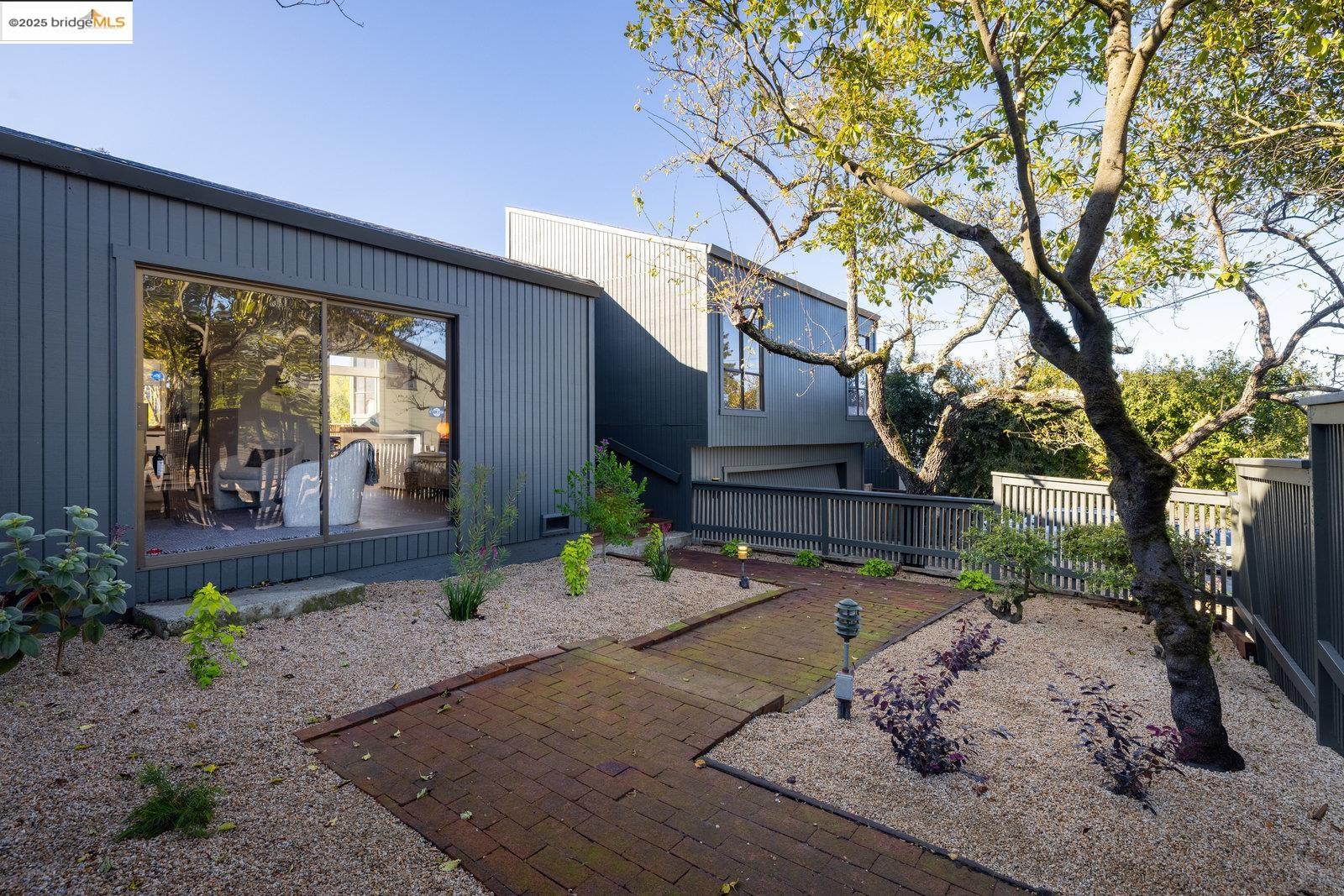 Detail Gallery Image 2 of 56 For 568 Vistamont Ave, Berkeley,  CA 94708 - 3 Beds | 2 Baths