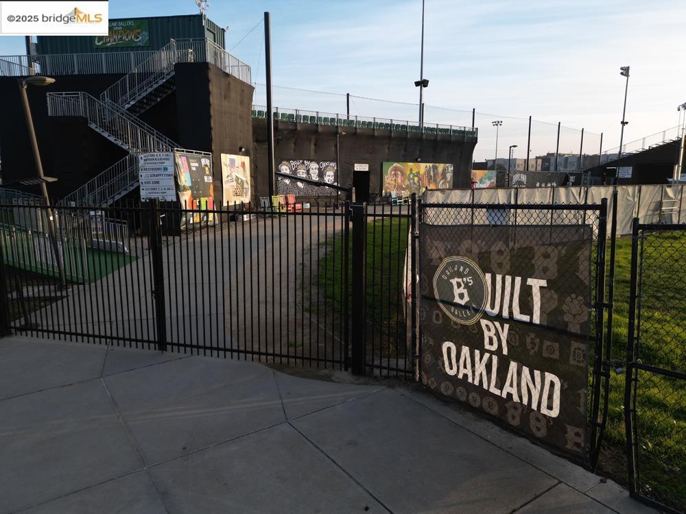 Detail Gallery Image 10 of 56 For 1633 8th St, Oakland,  CA 94607 - – Beds | – Baths