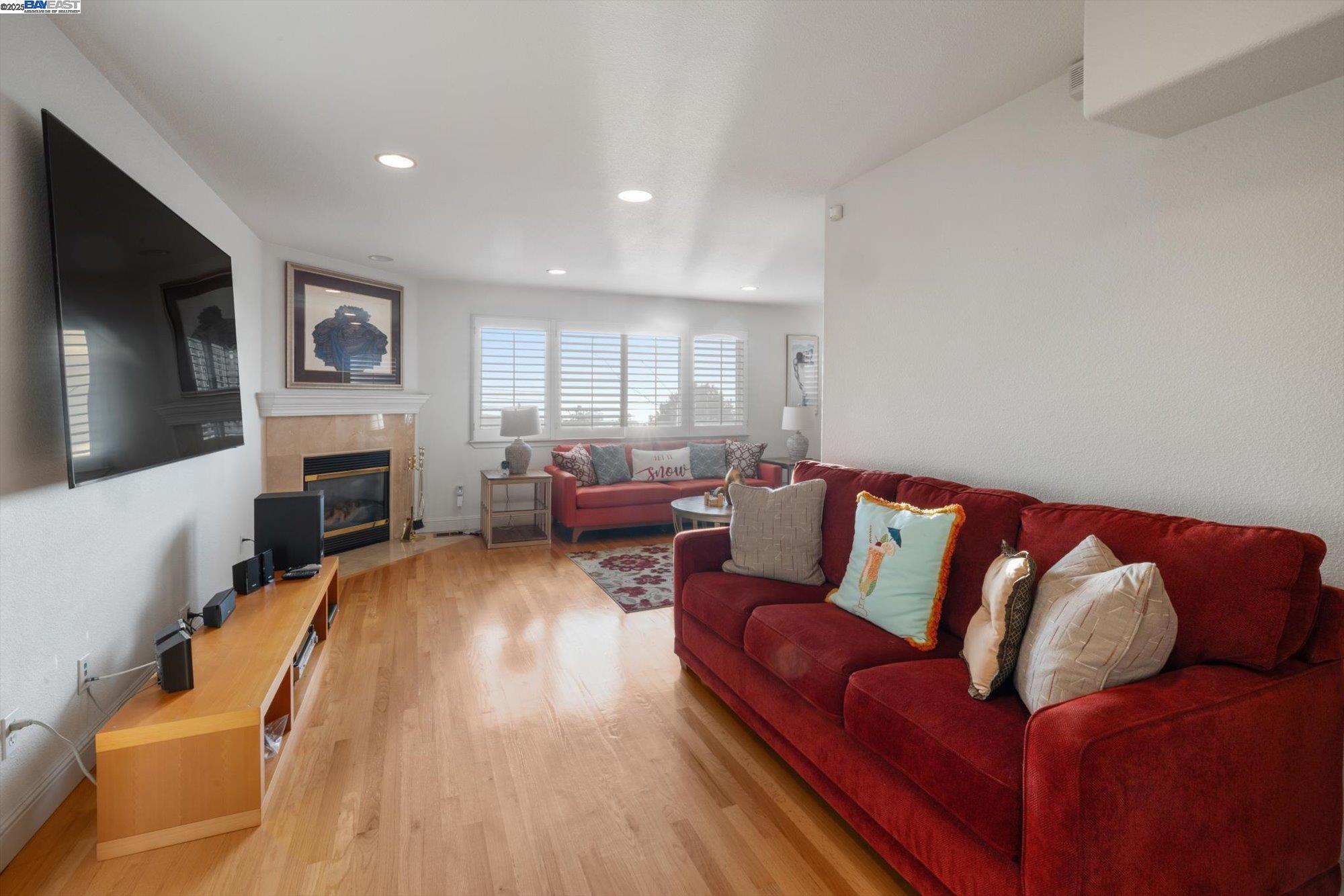 Detail Gallery Image 4 of 55 For 1564 Santa Clara St, Richmond,  CA 94804 - 3 Beds | 2/1 Baths