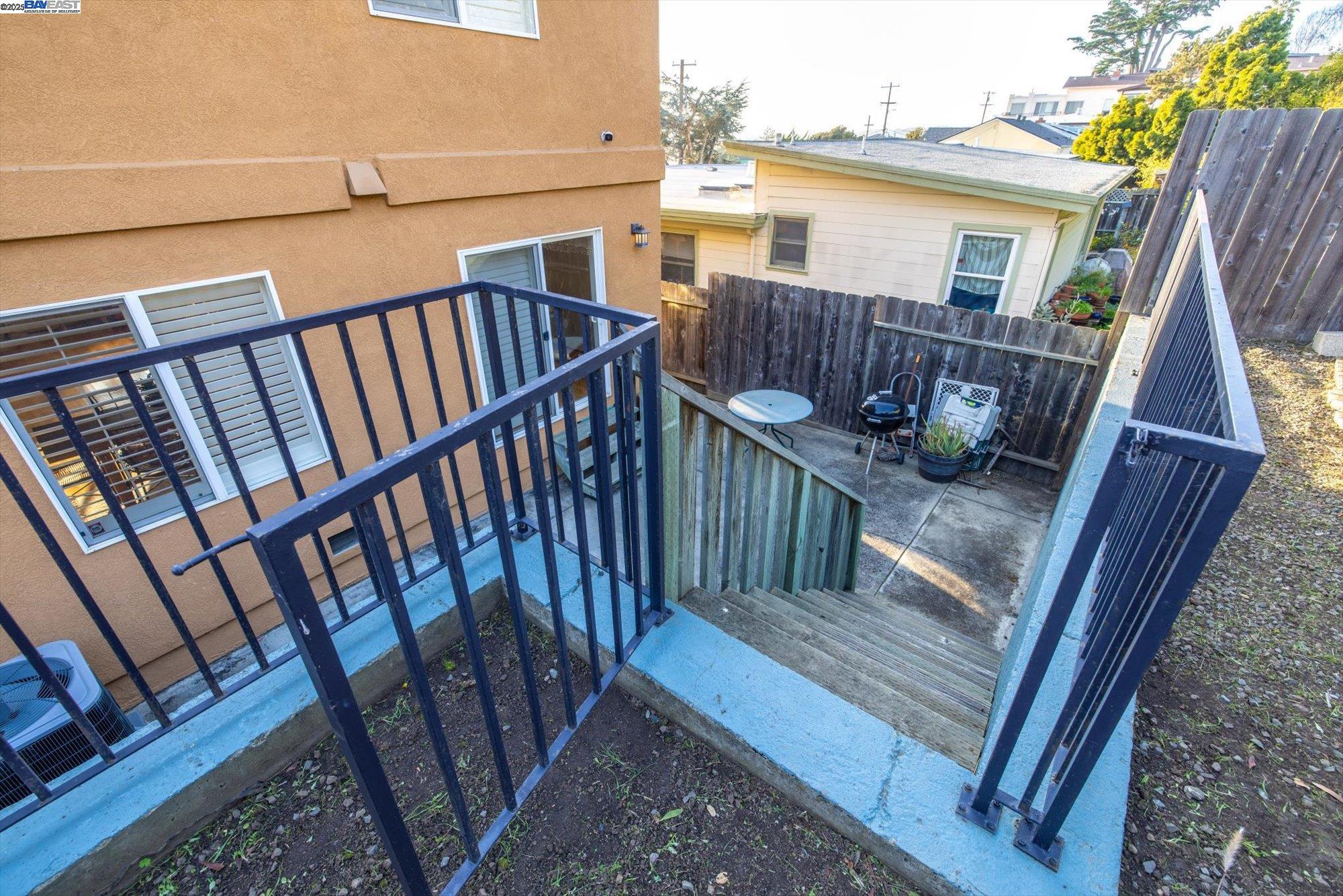 Detail Gallery Image 31 of 55 For 1564 Santa Clara St, Richmond,  CA 94804 - 3 Beds | 2/1 Baths