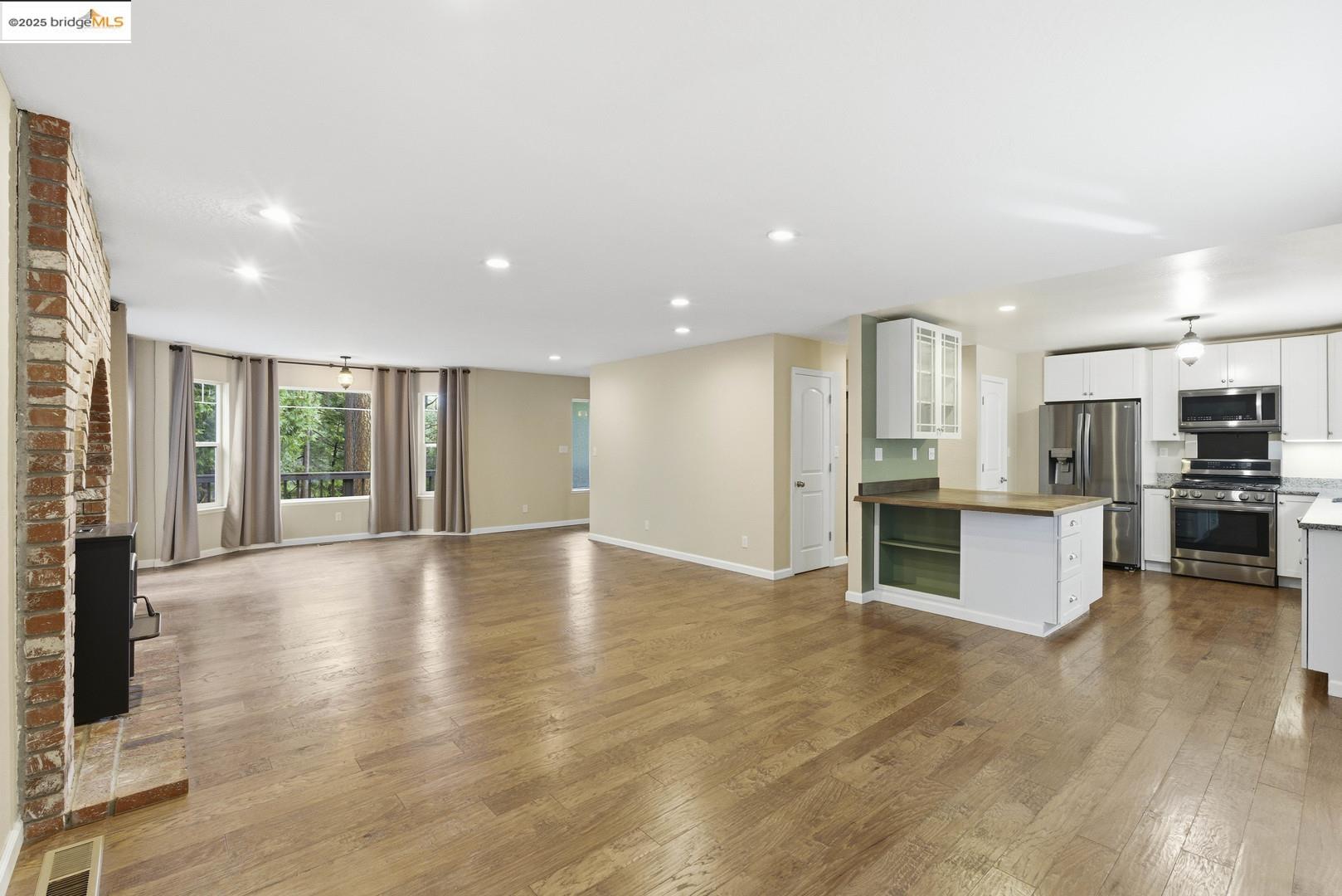 Detail Gallery Image 10 of 51 For 2136 Silver Dr, Arnold,  CA 95223 - 3 Beds | 2/1 Baths