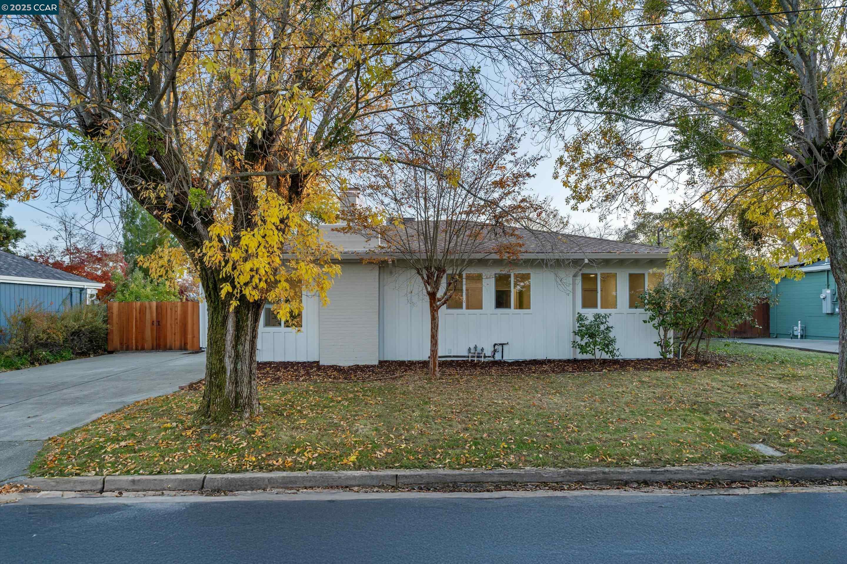 Detail Gallery Image 3 of 26 For 1799 Sierra Ave, Napa,  CA 94558 - 3 Beds | 2 Baths