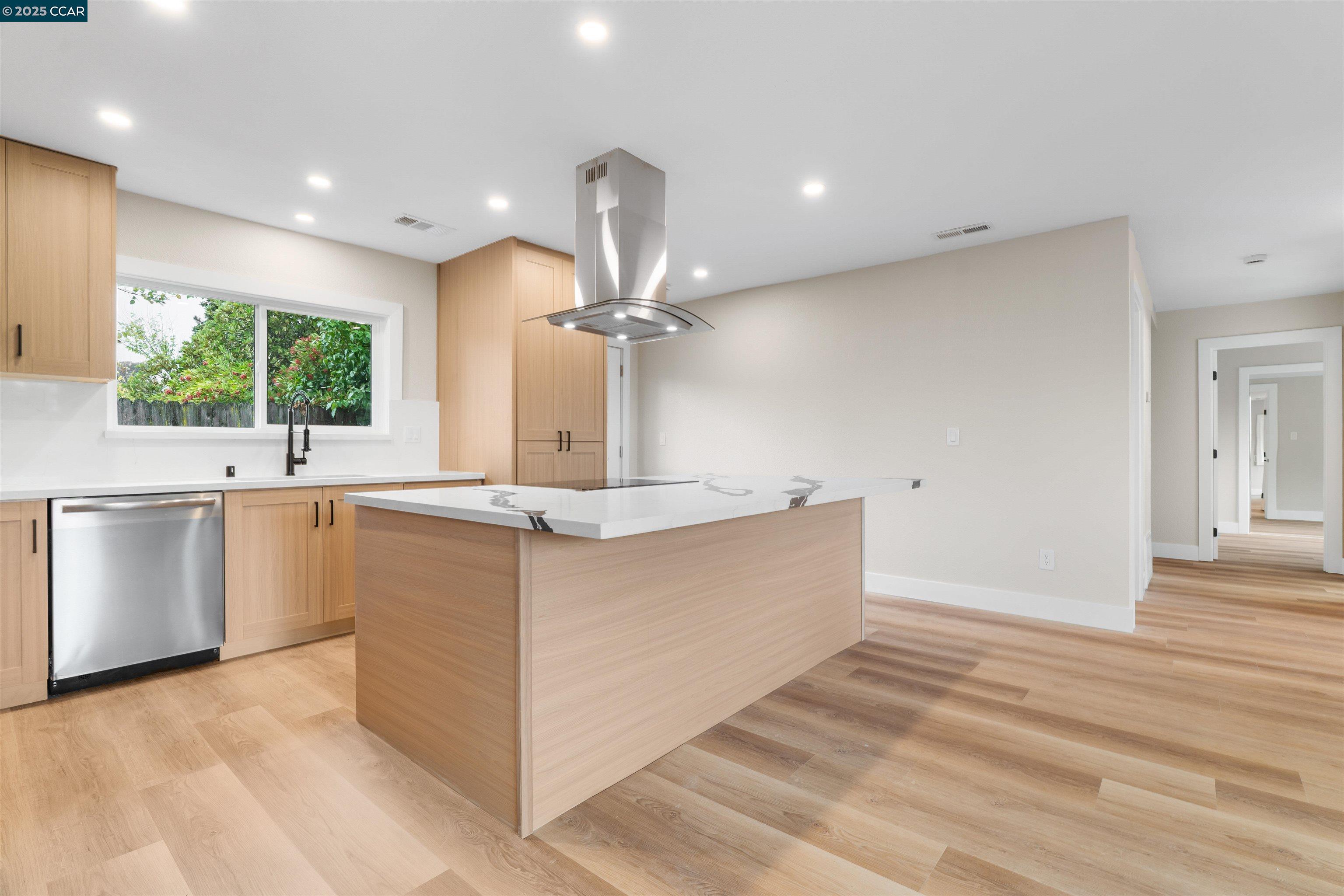 Detail Gallery Image 4 of 18 For 3102 Pine St, Martinez,  CA 94553 - 3 Beds | 2 Baths