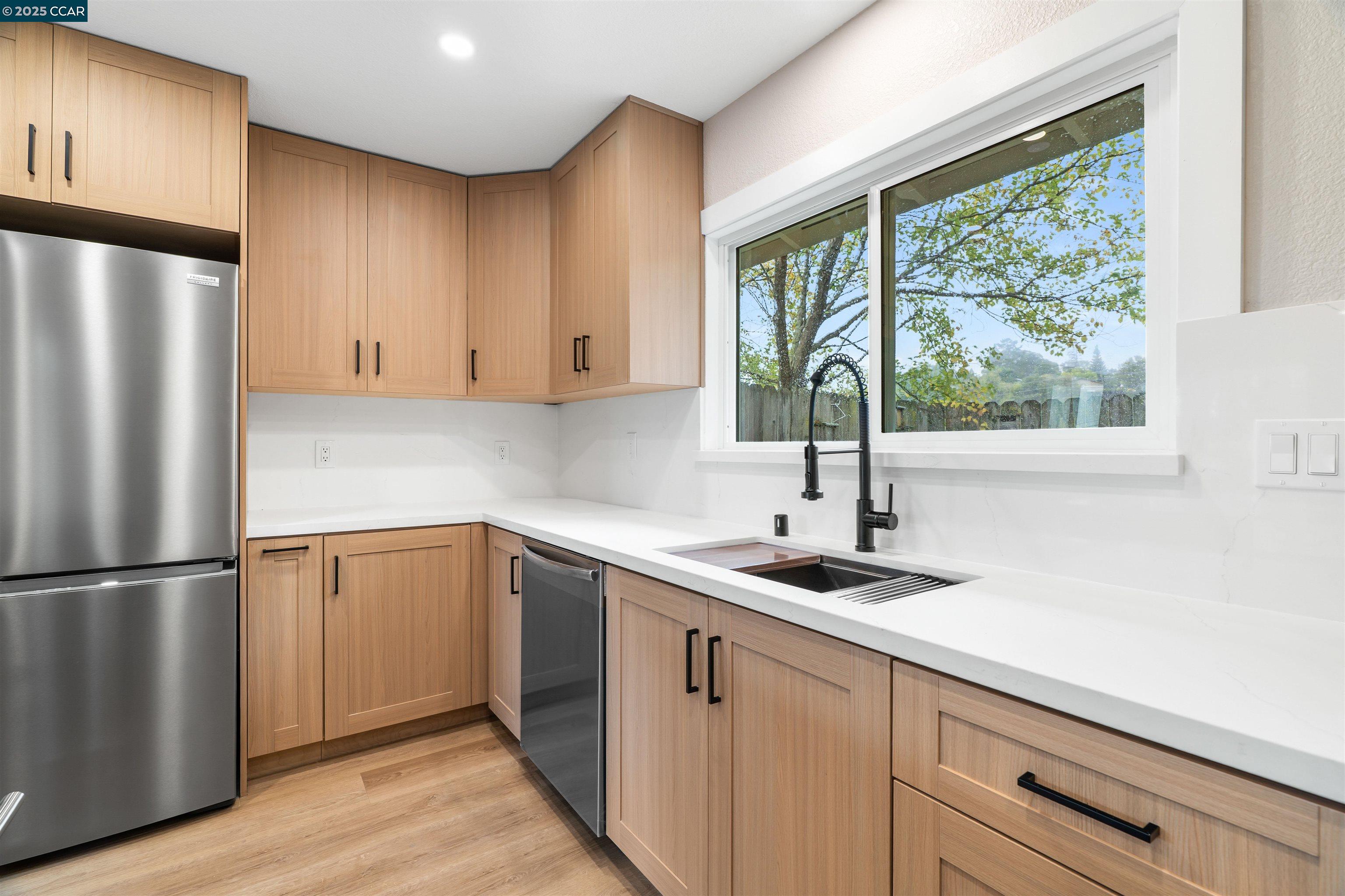 Detail Gallery Image 5 of 18 For 3102 Pine St, Martinez,  CA 94553 - 3 Beds | 2 Baths