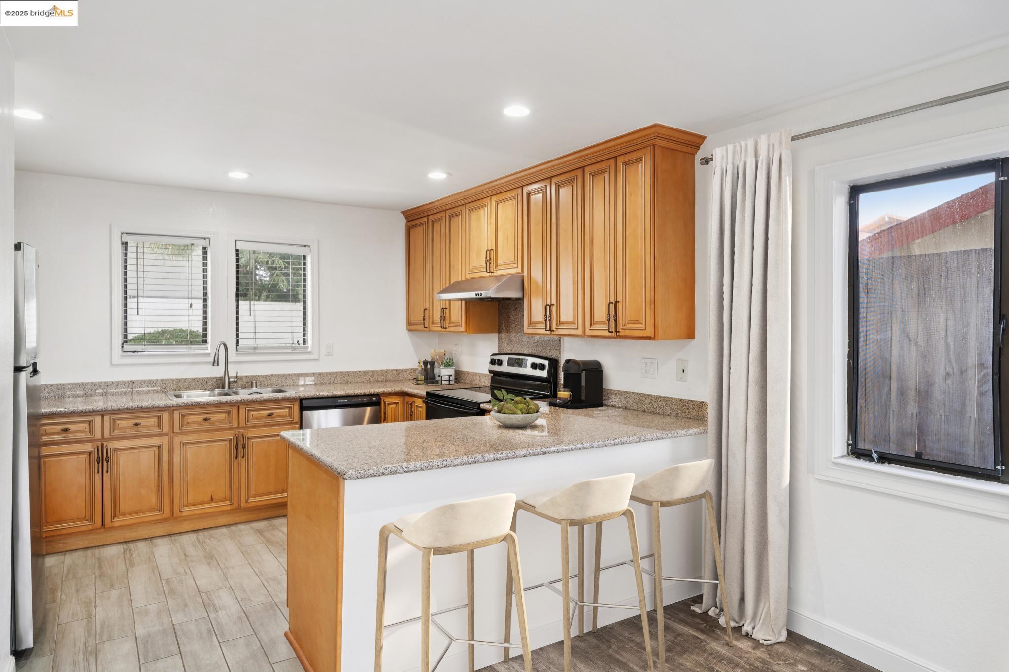 Detail Gallery Image 8 of 34 For 95 Mozden Ln, Pleasant Hill,  CA 94523 - 3 Beds | 2/1 Baths