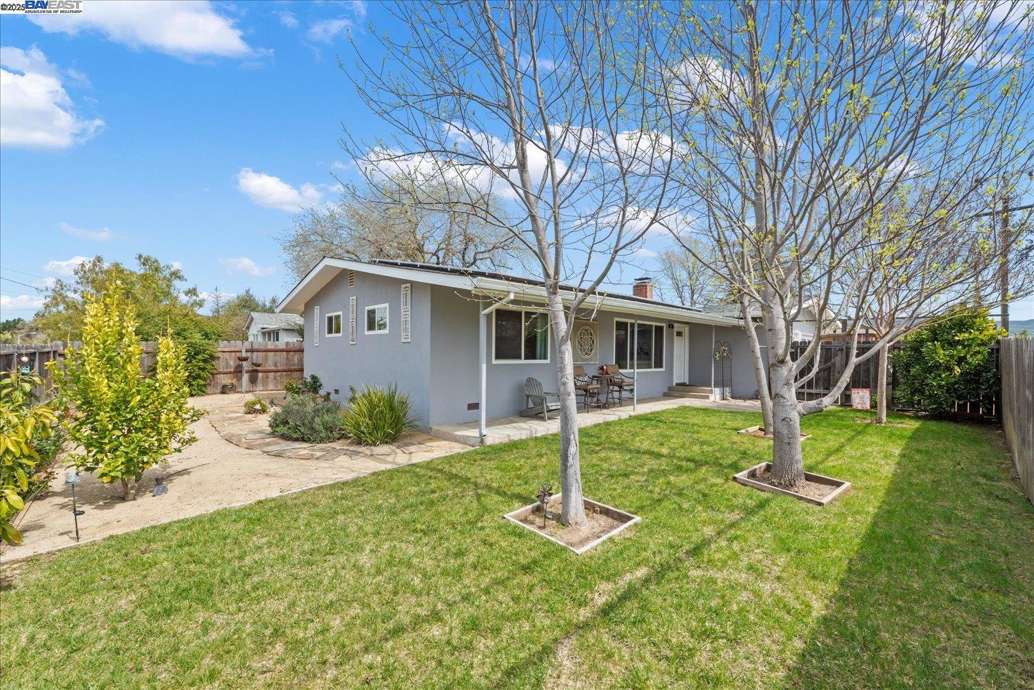 Detail Gallery Image 3 of 37 For 1002 Wyatt Ave, Napa,  CA 94559 - 3 Beds | 2 Baths