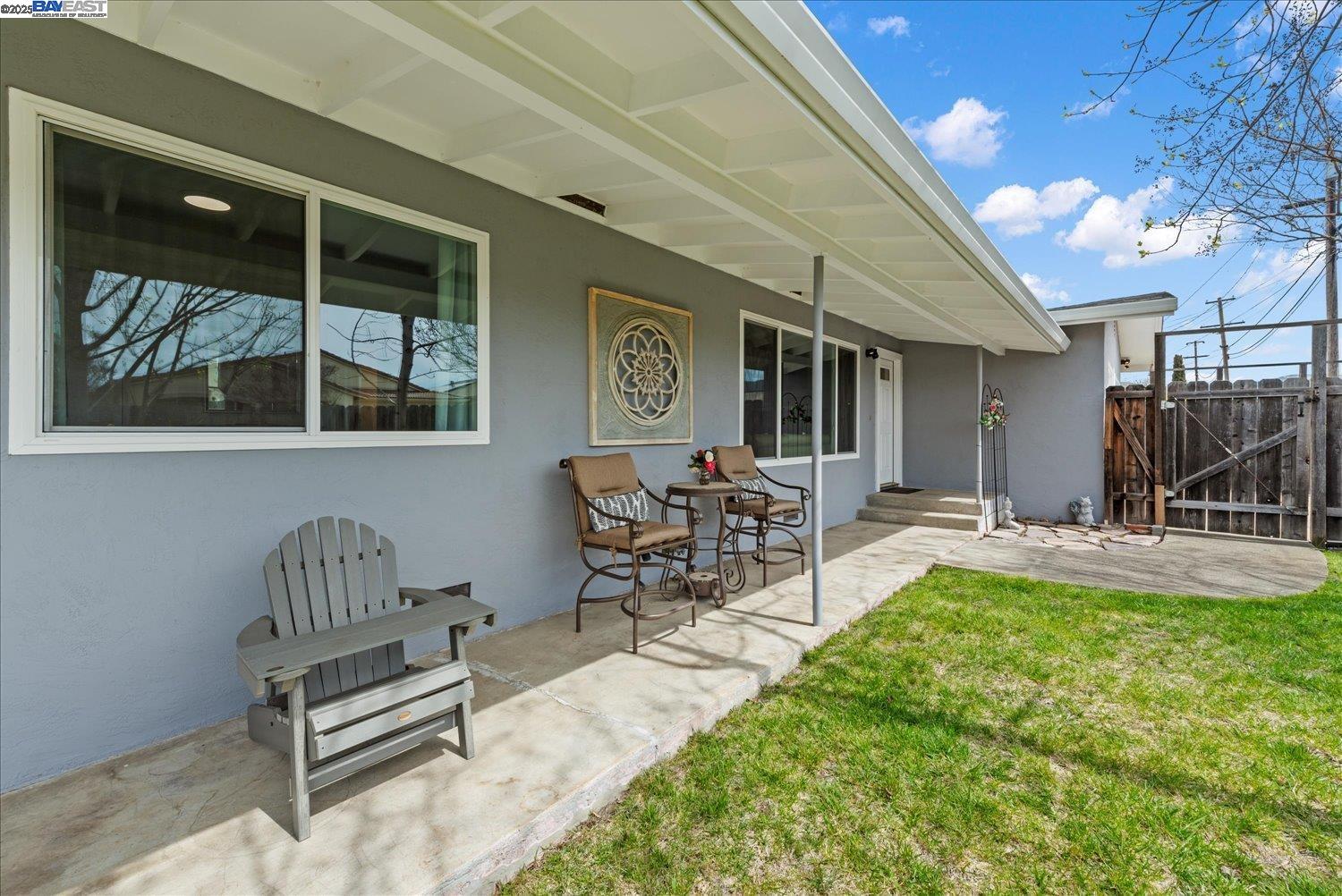 Detail Gallery Image 4 of 37 For 1002 Wyatt Ave, Napa,  CA 94559 - 3 Beds | 2 Baths