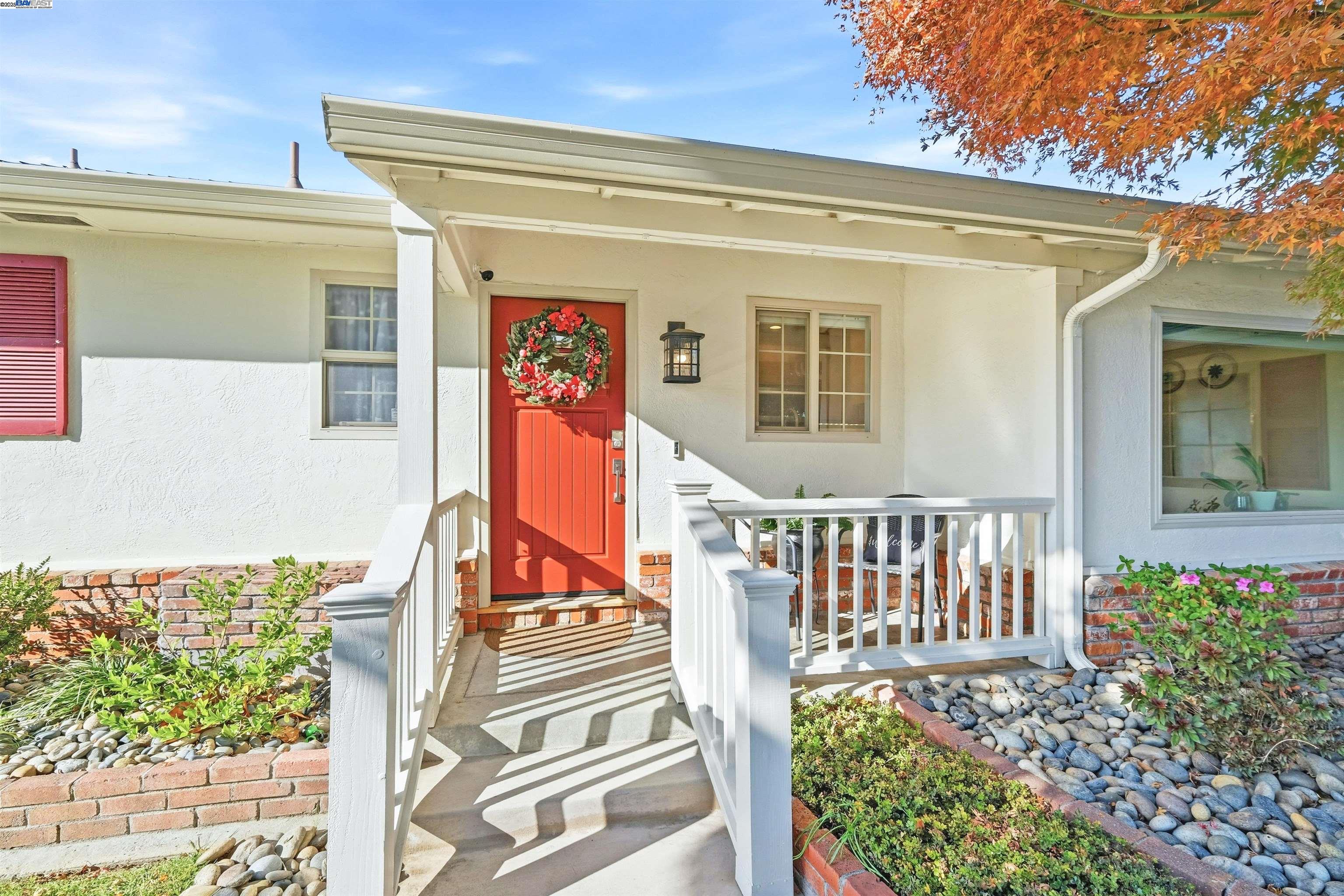 Detail Gallery Image 3 of 36 For 5233 Vernon Ave, Fremont,  CA 94536 - 3 Beds | 2 Baths