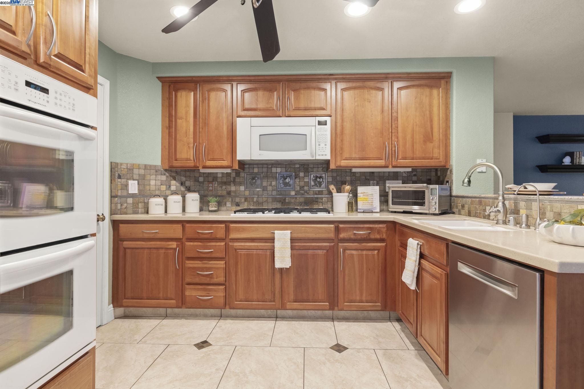 Detail Gallery Image 14 of 29 For 3911 Folsom Dr, Antioch,  CA 94531 - 4 Beds | 2/1 Baths